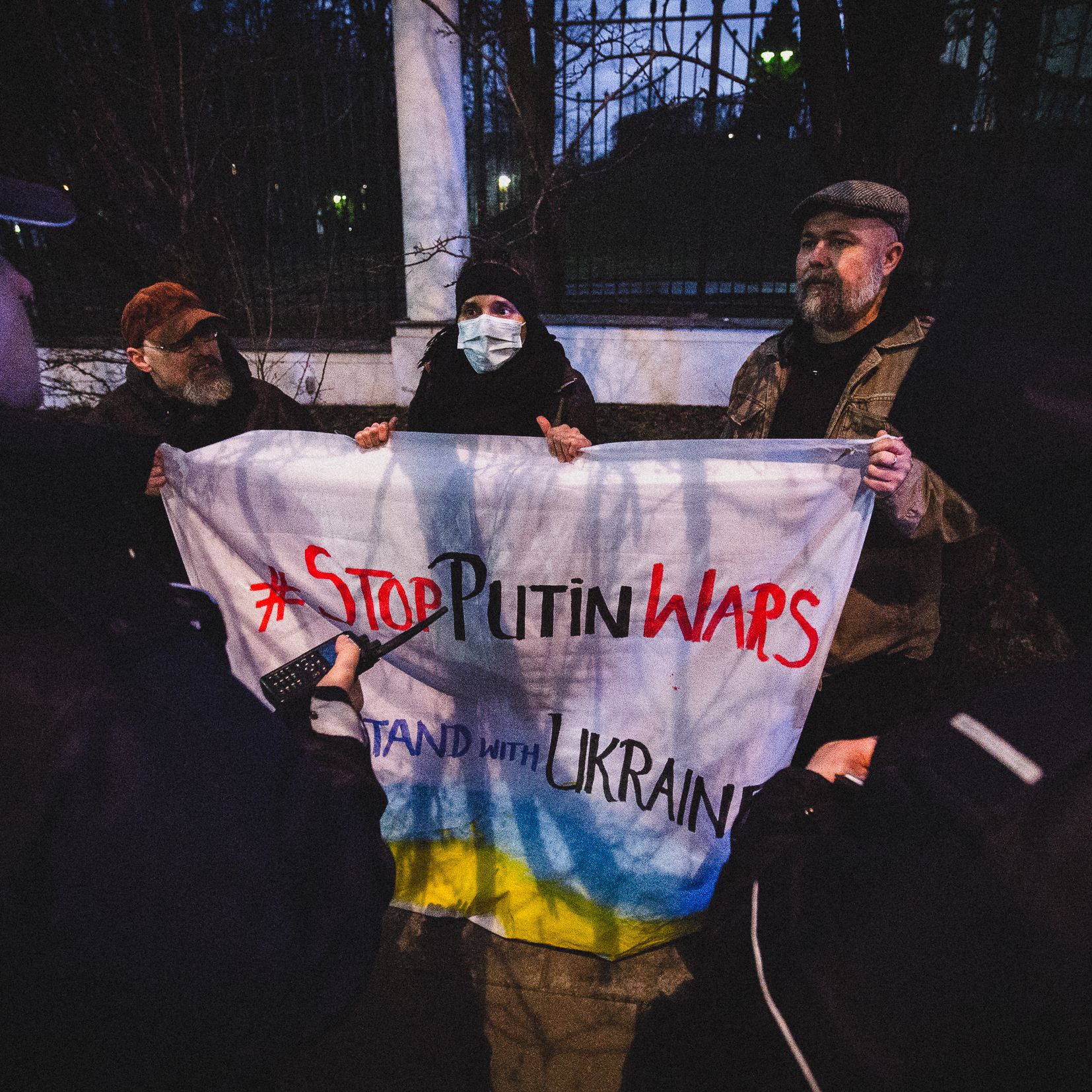 Warszawa, 23.02.2022. „Stop Puitin wars, stand with Ukraine”. Protest pod ambasadą Rosji