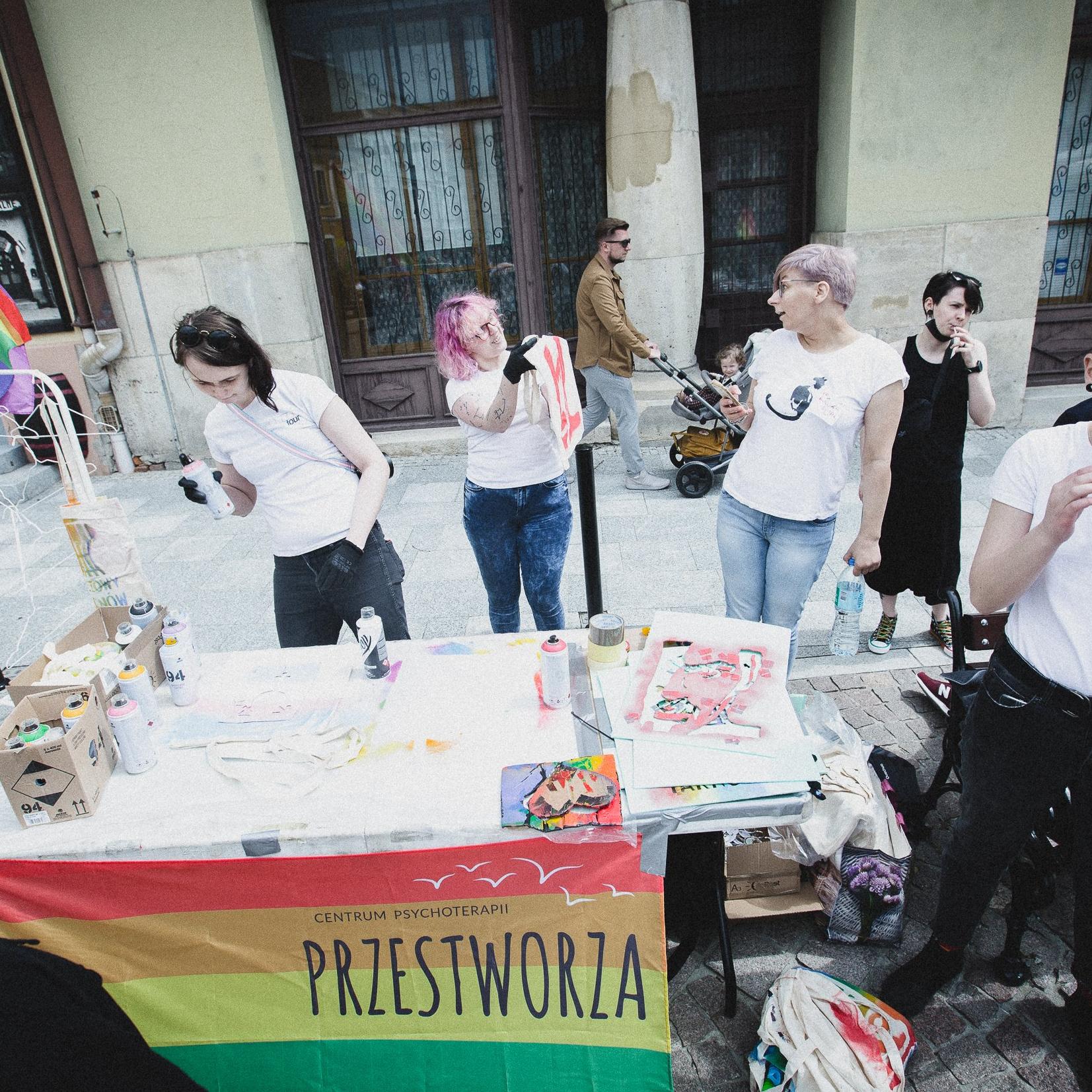 Tarnów, 16.05.2021. Obchody Międzynarodowego Dnia Przeciw Homofobii, Bifobii i Transfobii. Aktywistki i aktywiści organizują akcje edukacyjne dla mieszkańców