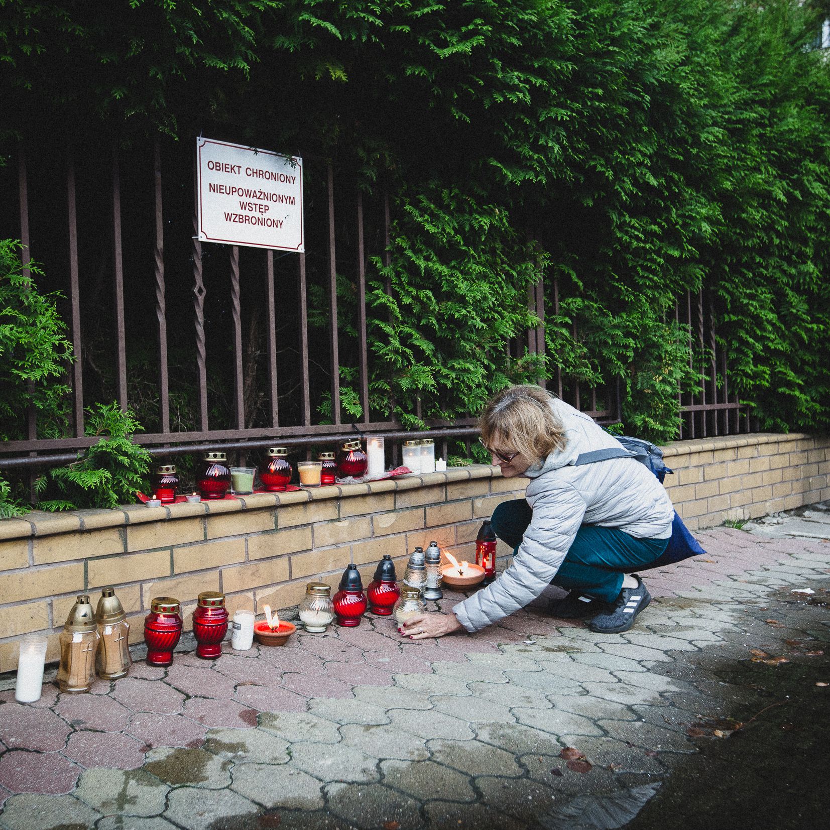 Warszawa, 20.09.2021. 200 osób zapaliło pod Komendą Główną Straży Granicznej znicze dla zmarłych na granicy