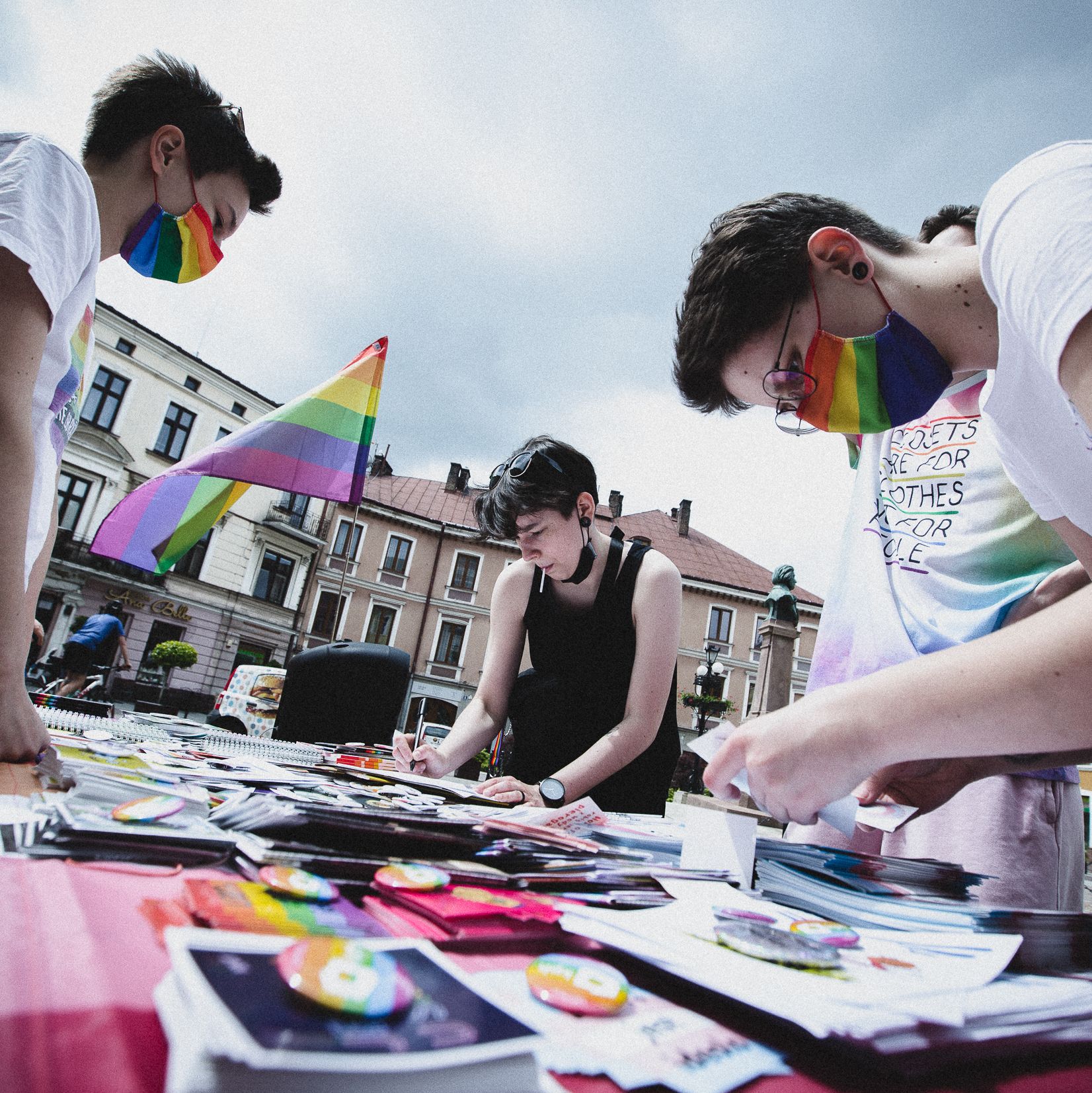 Tarnów, 16.05.2021. Obchody Międzynarodowego Dnia Przeciw Homofobii, Bifobii i Transfobii. Aktywistki i aktywiści organizują akcje edukacyjne dla mieszkańców