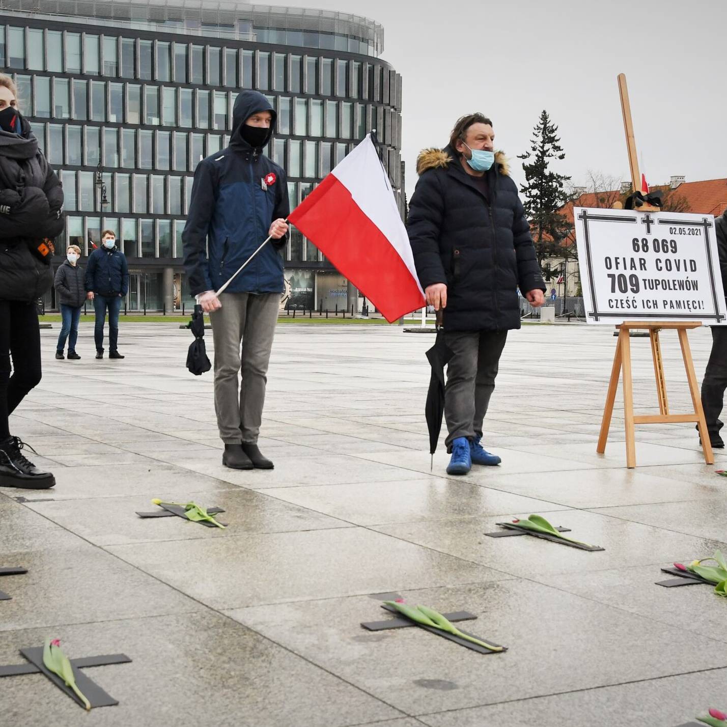 Warszawa, 02.05.2021. Akcja upamiętniająca ofiary COVID-19 na placu Piłsudskiego