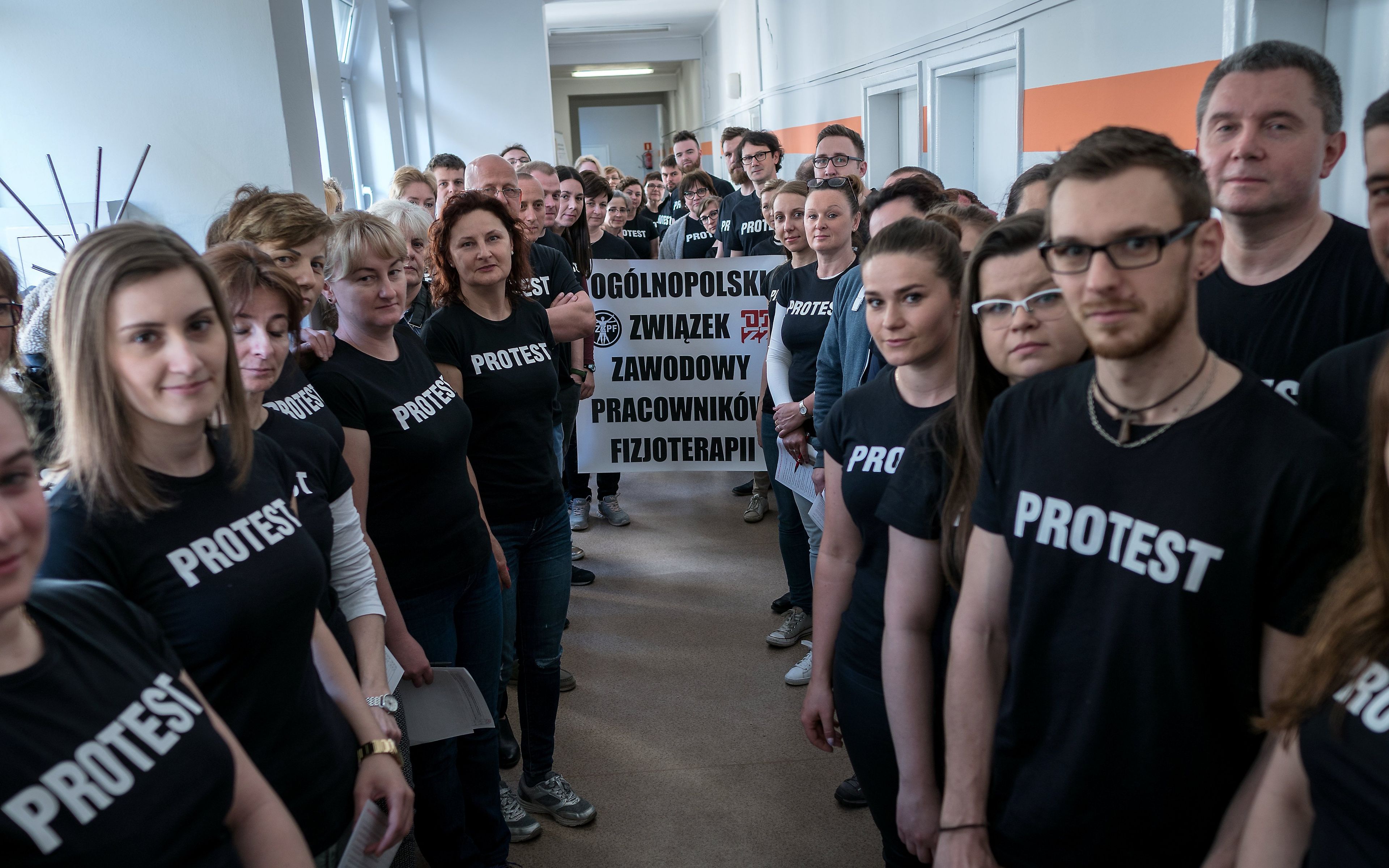 07.05.2019 Tarnowskie Gory . Fizjoterapeuci z Gornoslaskiego Centrum Rehabilitacji w Reptach rozpoczynaja protest oddajac krew . Ogolnopolski Zwiazek Zawodowy Pracownikow Fizjoterapii . 
 Fot. Grzegorz Celejewski / Agencja Gazeta