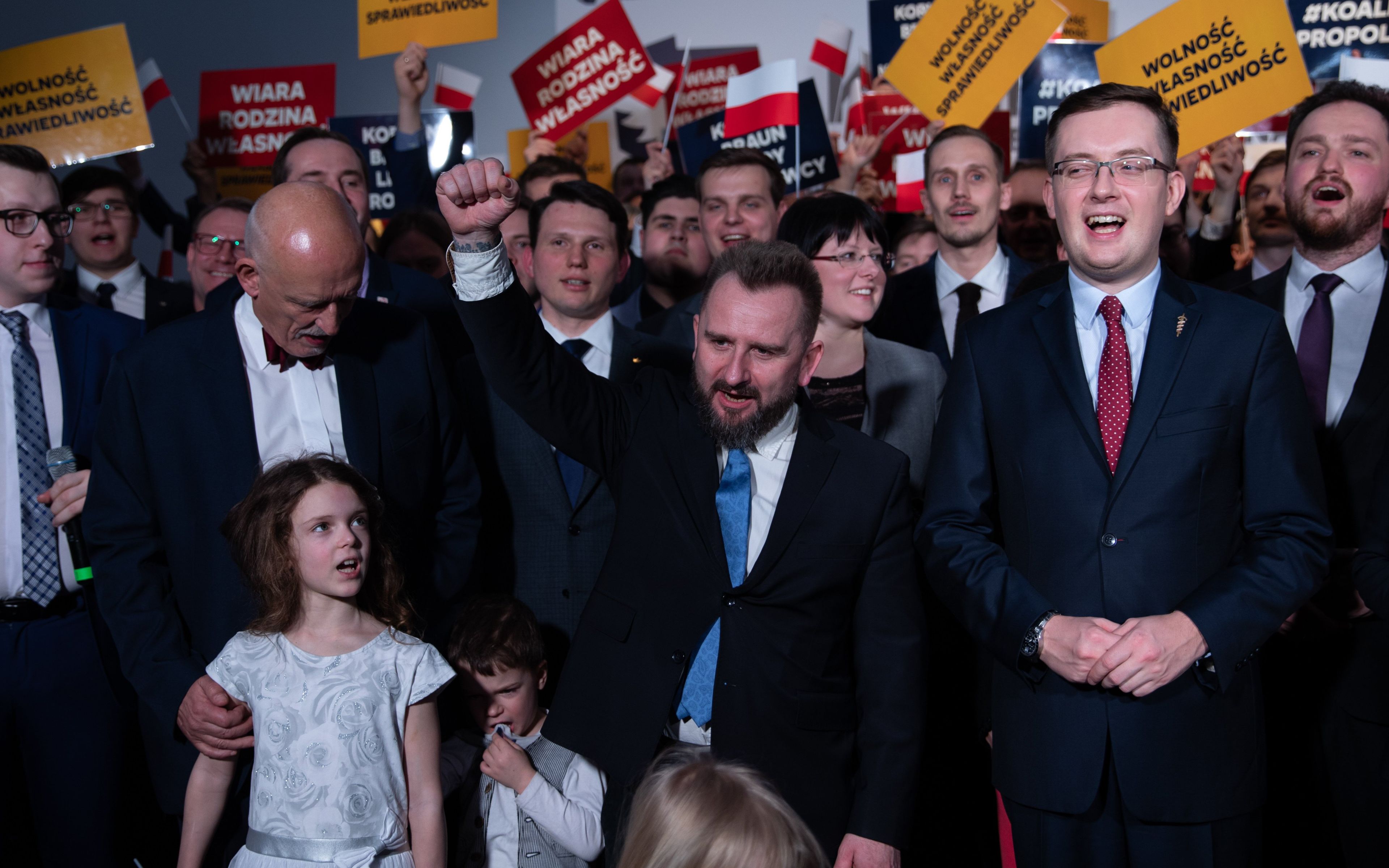 27.02.2019 Warszawa . Janusz Korwin Mikke (3L) , Piotr Liroy Marzec (5L) , Kaja Godek (6L), Robert Winnicki (2P), Witold Tumanowicz (P) podczas konwencji " Konfederacji " przed wyborami do Parlamentu Europejskiego . 
Fot. Dawid Zuchowicz / Agencja Gazeta