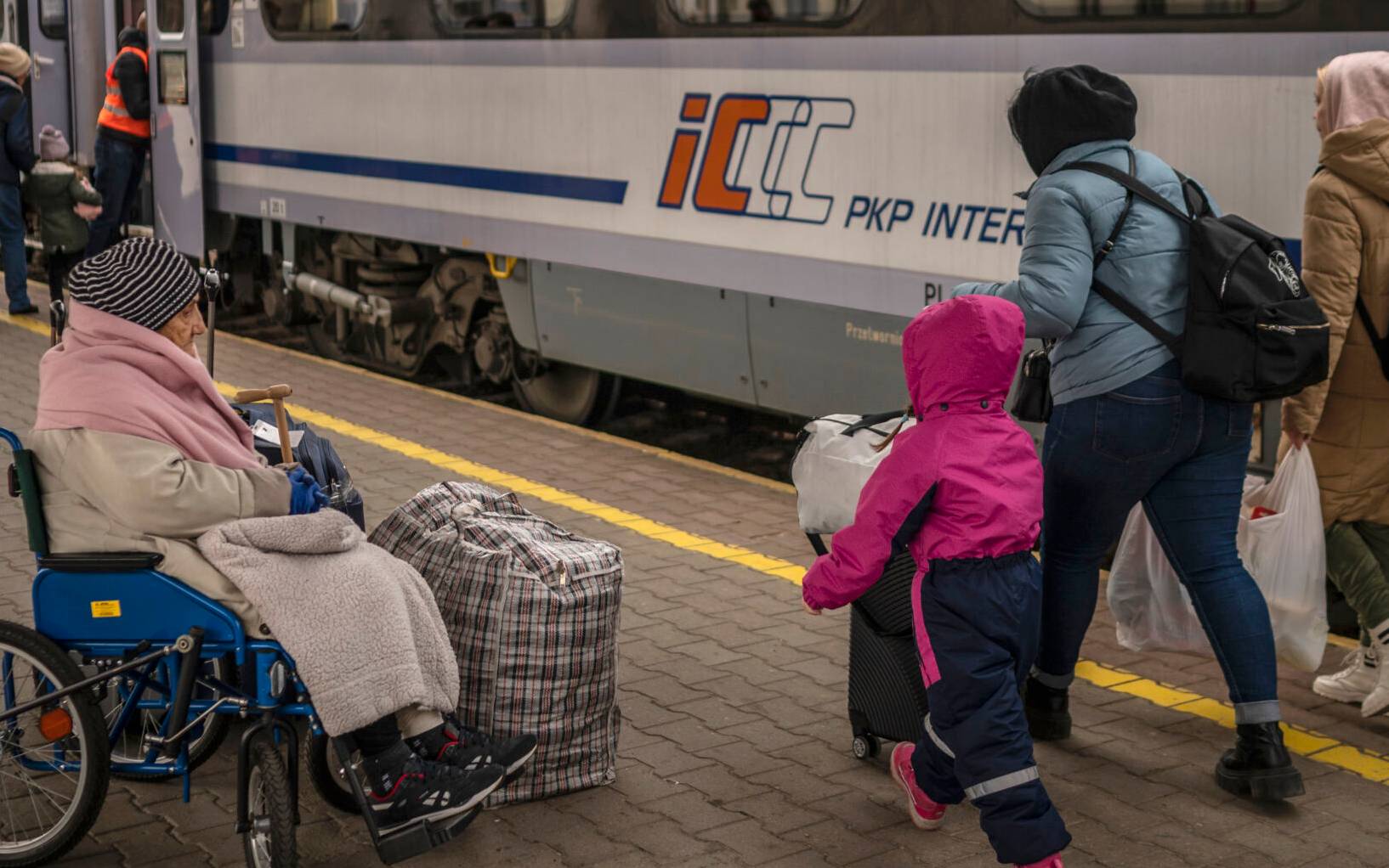 A Ukrainian evacuee in a wheelchair waits to board a train en route to Warsaw at the rail station in Przemysl, near the Polish-Ukrainian border, on March 29, 2022, on the 34th day of the Russian invasion of Ukraine. - Ukraine is calling for an "international agreement" to guarantee its security, which would be signed by several guarantor countries, said on March 29, 2022 the Ukrainian chief negotiator after several hours of Russian-Ukrainian talks in Istanbul. (Photo by Angelos Tzortzinis / AFP)