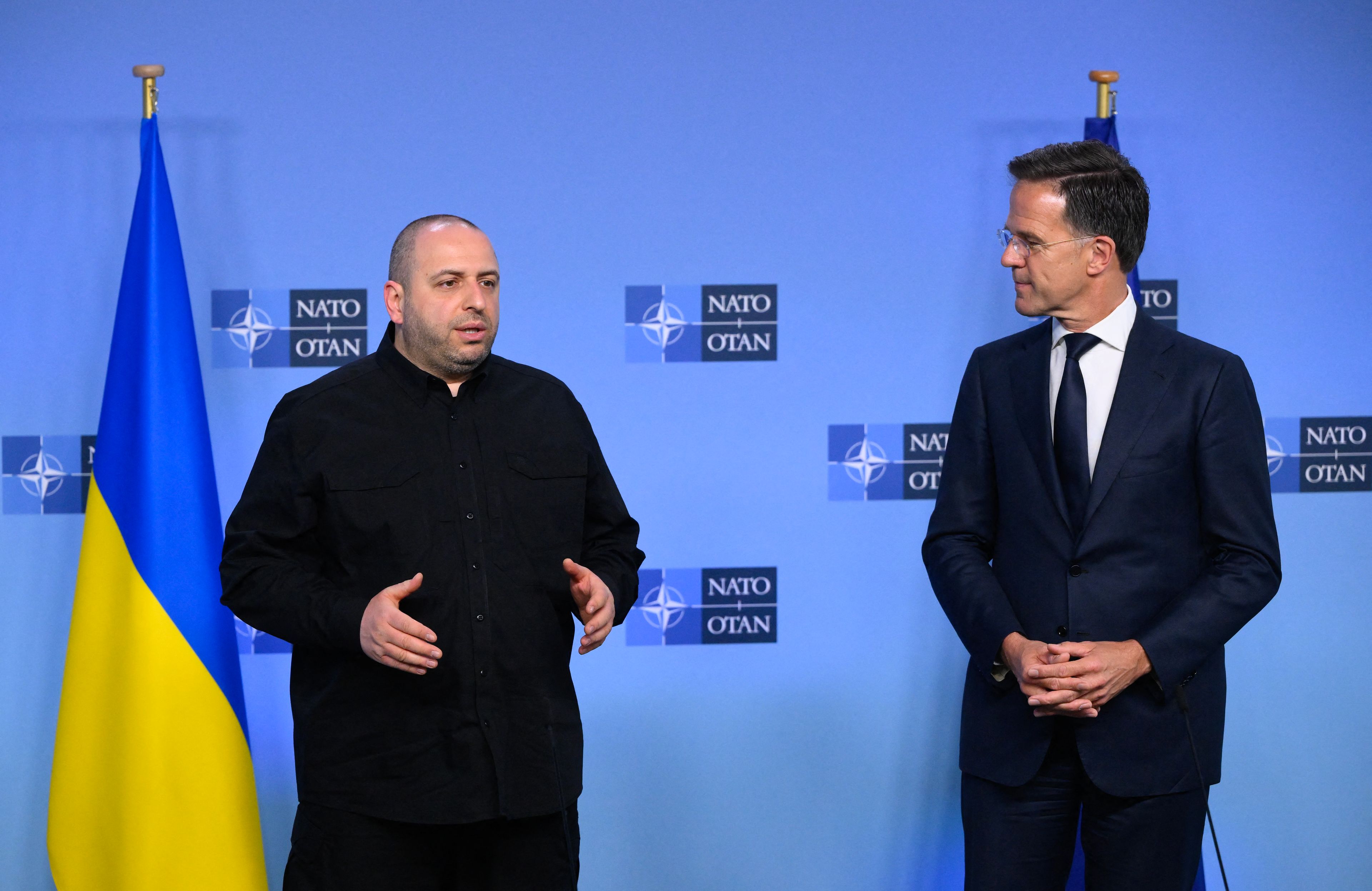 Sekretarz generalny NATO Mark Rutte (R) i minister obrony Ukrainy Rustem Umerov  w siedzibie NATO, 4.06.2025 r.