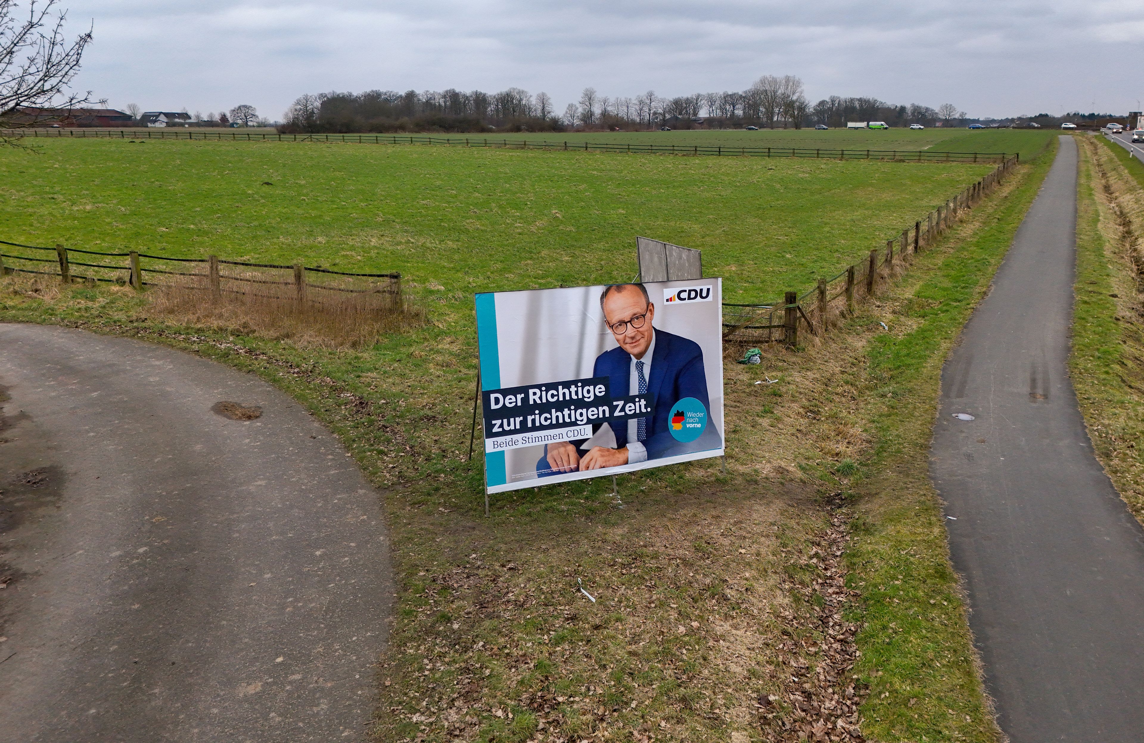 Rozstaje dróg, pośrodku plakat CDU