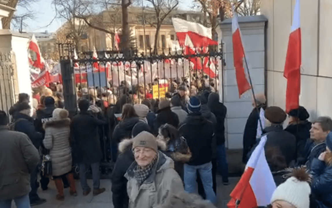 Grafika do artykułu "Naród z sądem się rozliczy". Wiec "Gazety Polskiej" poparcia dla "reform PiS"