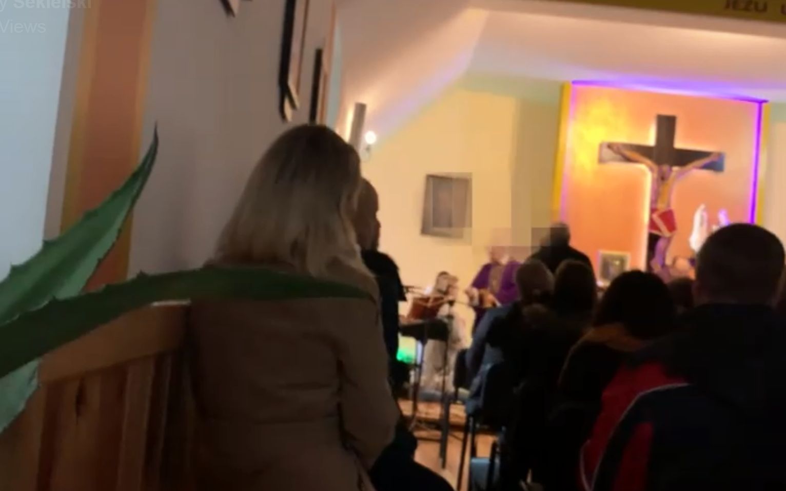 Grafika do artykułu Ks. Adam S. dostał zakaz pełnienia funkcji kapłańskich. Dzięki OKO.press i Tomaszowi Sekielskiemu