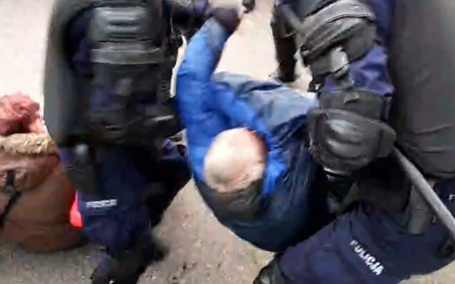 Grafika do artykułu Policja usuwa Obywateli RP na żądanie narodowców. W tle okrzyki: "Raz sierpem, raz młotem, czerwoną hołotę"