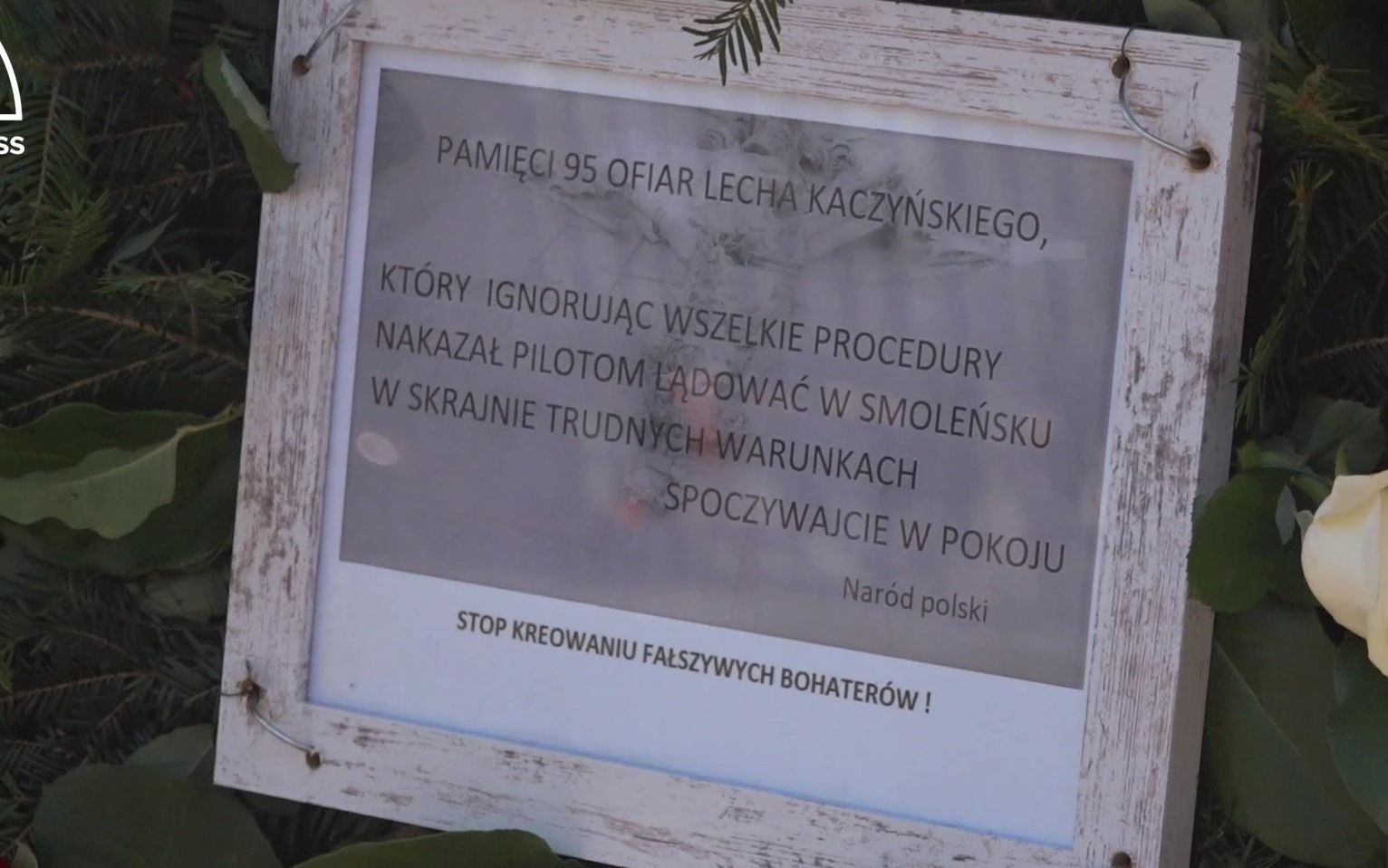 Grafika do artykułu Żołnierze ćwiczą, jak składać wieniec od Andrzeja Dudy (10 rocznica smoleńska, odc. I)