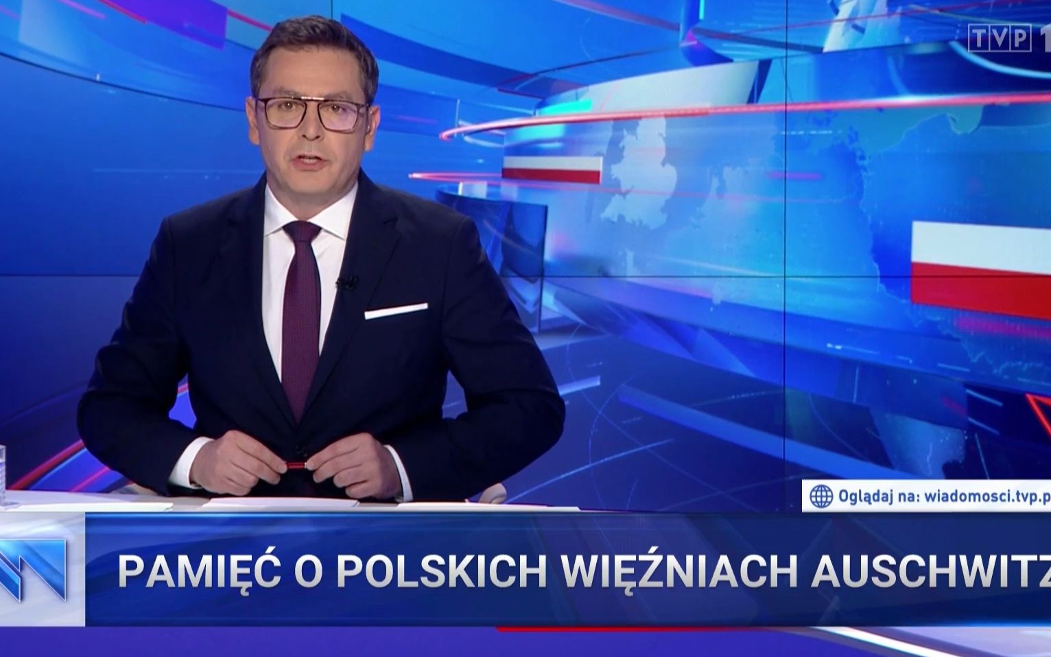 Grafika do artykułu "Wiadomości" o Auschwitz bez słowa o Żydach. Dużo było Dudy i straszenia roszczeniami