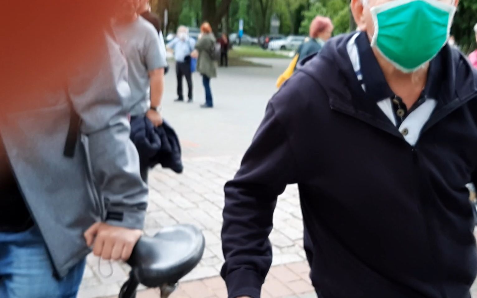Grafika do artykułu Przed koncertem Jana Pietrzaka zaatakowano fizycznie dziennikarkę OKO.press