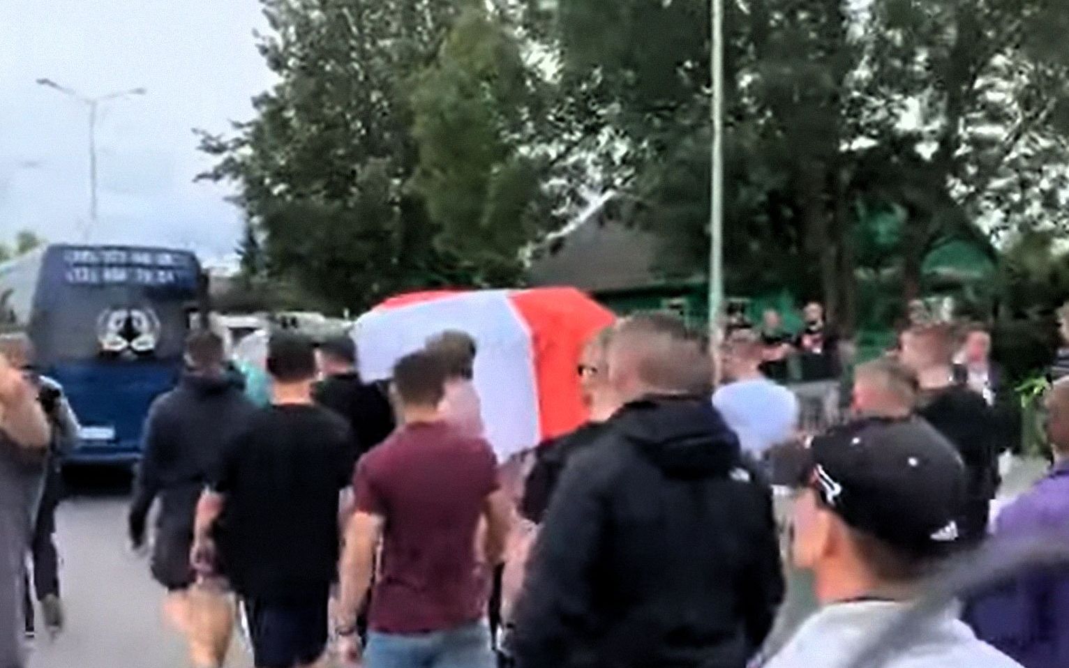 Grafika do artykułu Kondukt żałobny Nikity Kryucoua, demonstranta, znalezionego w lesie z pętlą na szyi
