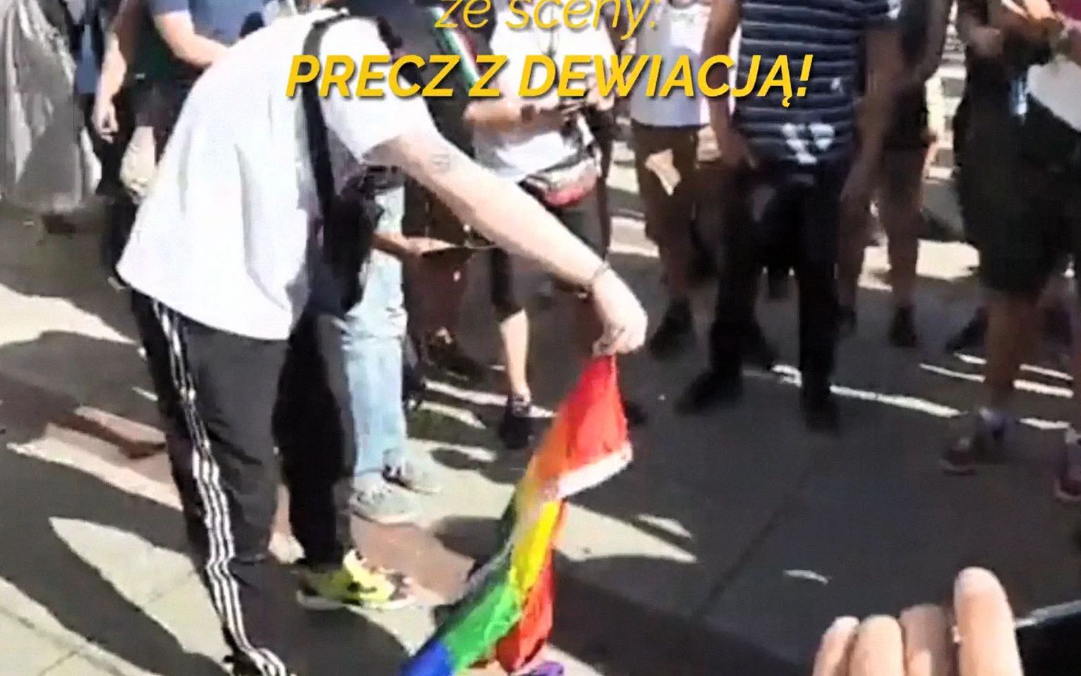 Grafika do artykułu Policja nie zajmie się podpaleniem na zgromadzeniu narodowców, bo tęczowa flaga nie jest chroniona
