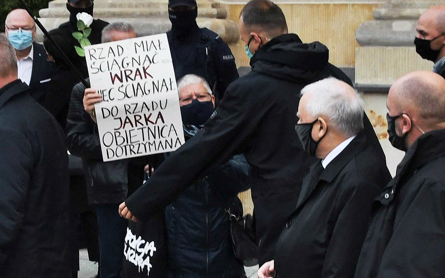 Grafika do artykułu Babcia Polska do Kaczyńskiego: "Gdzie jest wrak, facet?". "Postanowiłam cała poświęcić się ulicy"