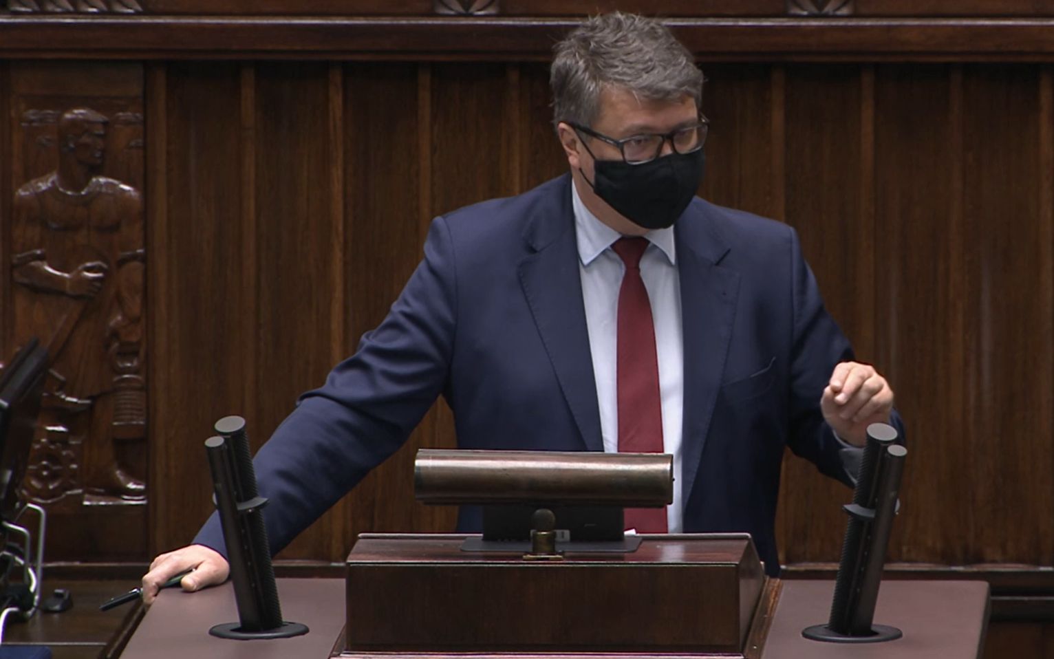 Grafika do artykułu Wąsik manipuluje paragrafami i sugeruje, że kobiety to chuliganki. Rozbrajamy wystąpienie ministra