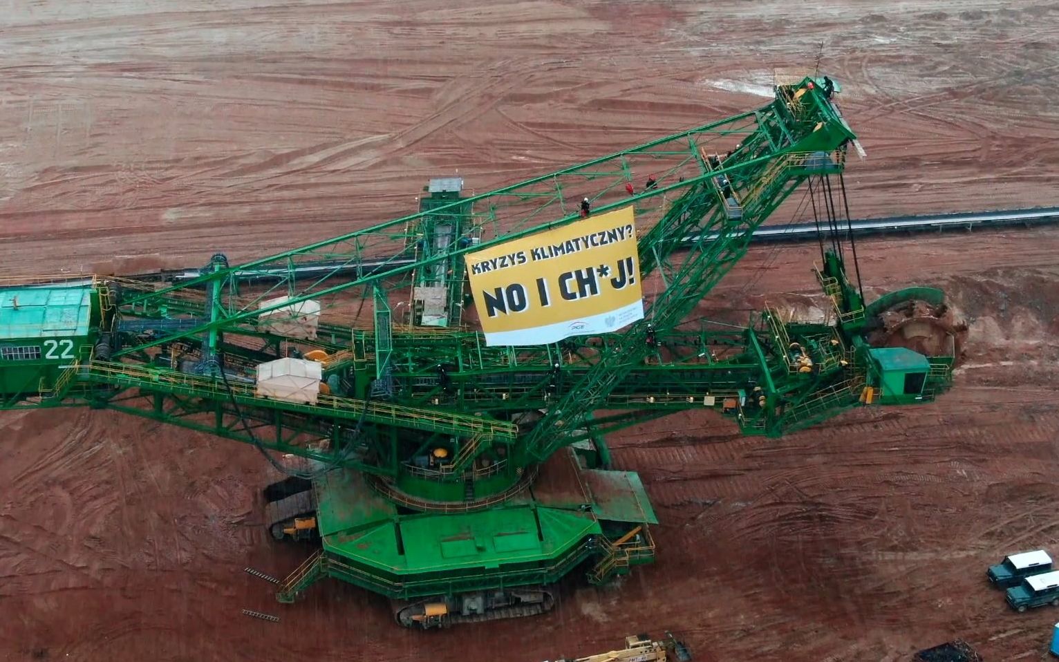 Grafika do artykułu „Kryzys klimatyczny? No i ch*j!” Greenpeace protesuje w odkrywce Turów