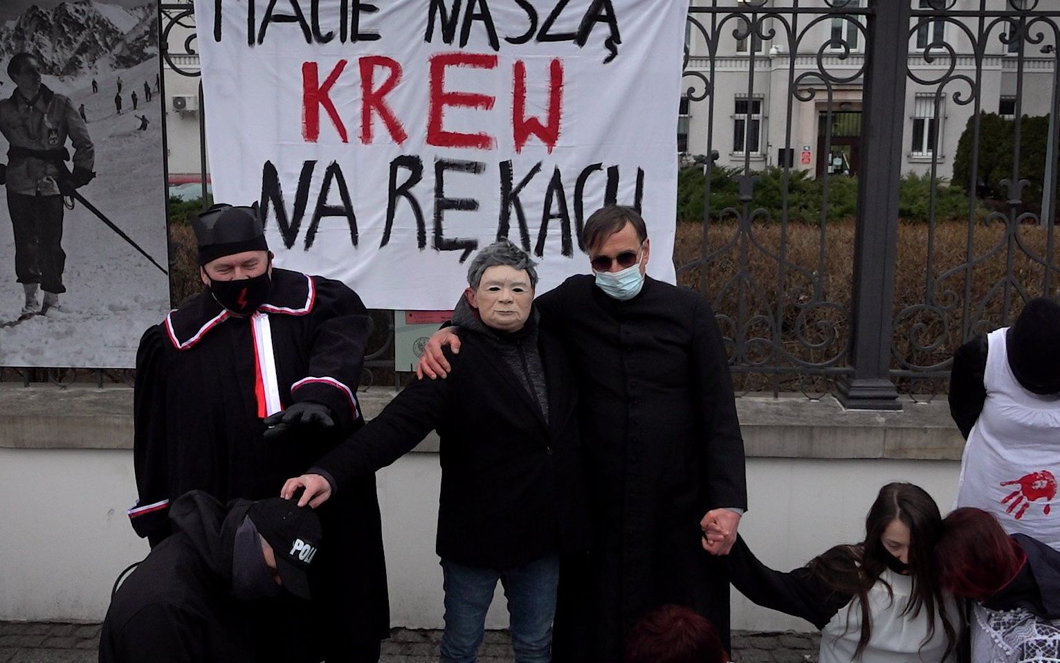 Grafika do artykułu "Mali, śmieszni, podli. Nienawidzą kobiet"
