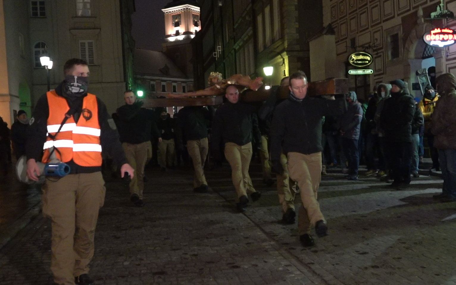 Grafika do artykułu Droga Krzyżowa Narodowców. Rycerze bez przyłbic kochają Jezusa i modlą się za Policję