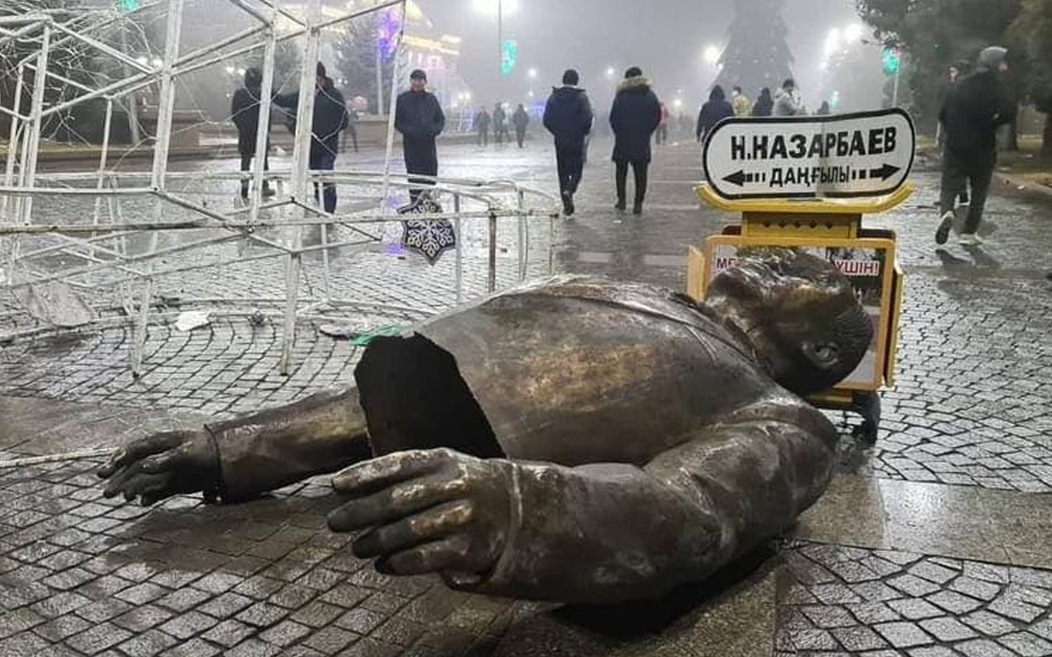 Grafika do artykułu Co najmniej 164 zabitych, tysiące zatrzymanych. OKO.press rozmawia z aktywistą z Kazachstanu