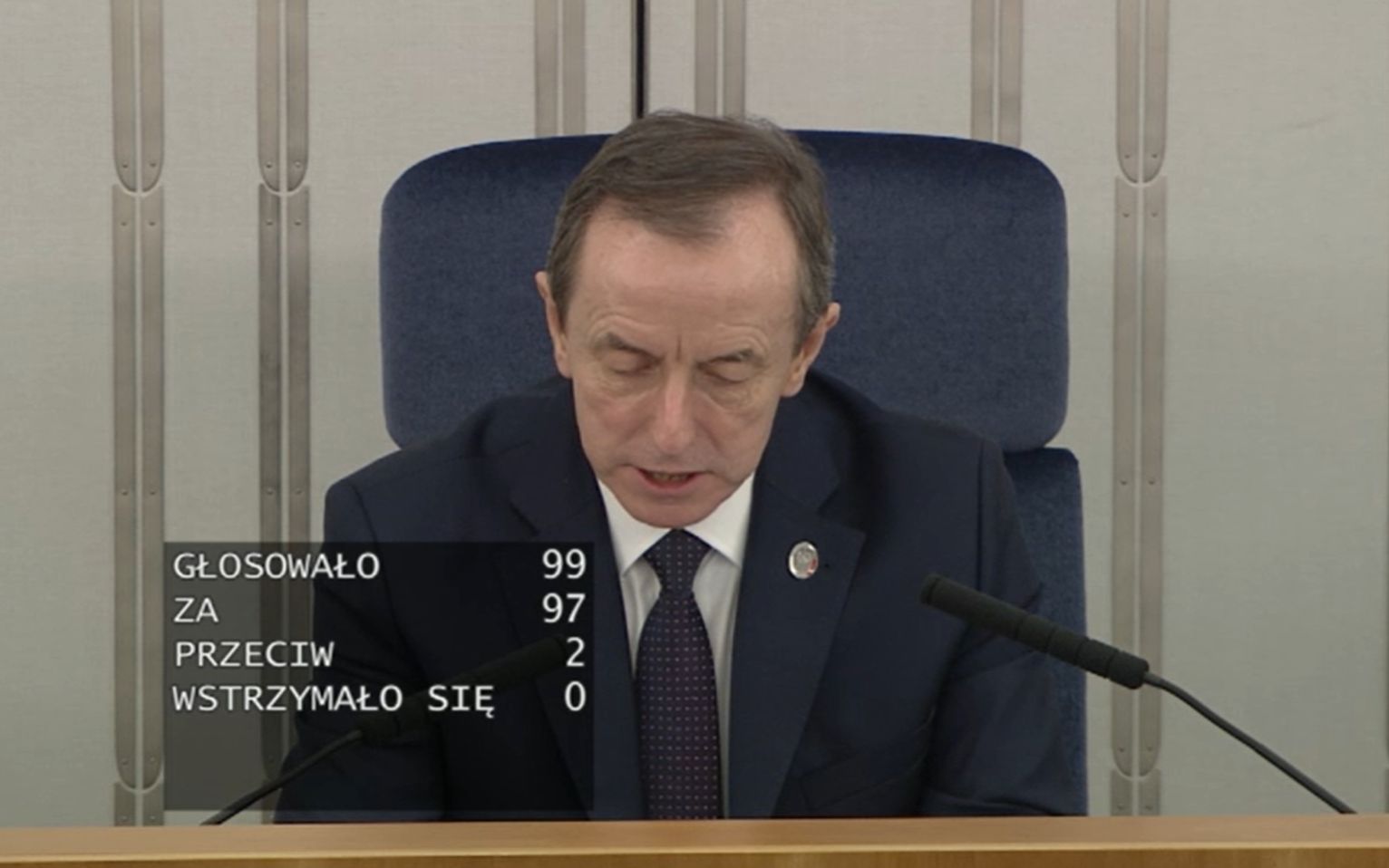 Grafika do artykułu Senat przegłosował ustawę paszportową. Wrócił termin "rodzice", ważny dla dzieci z tęczowych rodzin