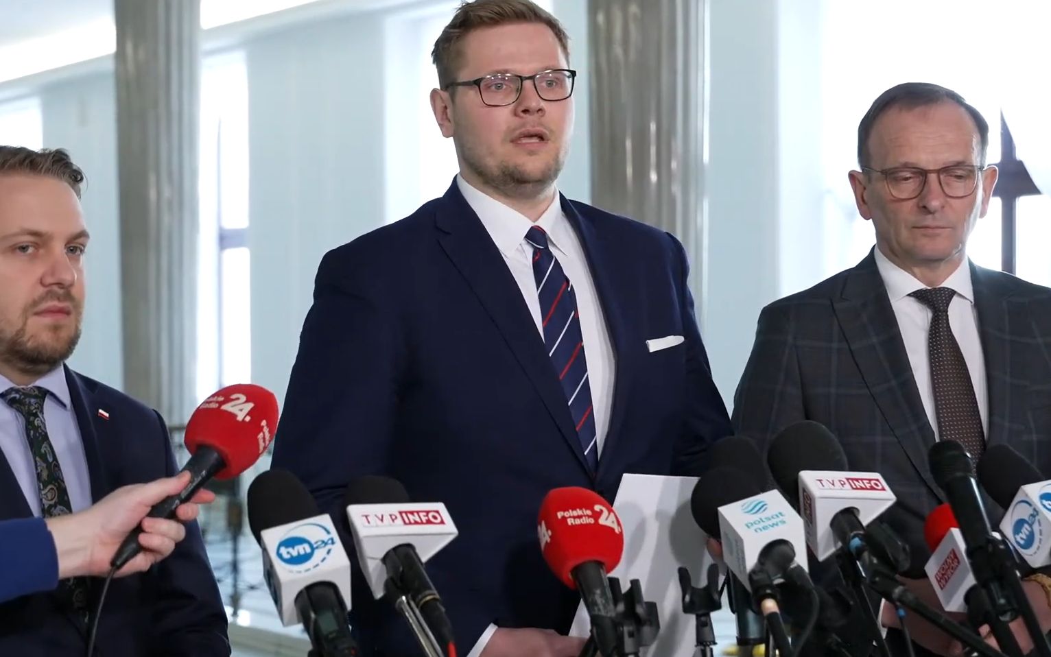 Grafika do artykułu Lex Woś. Solidarna Polska chce "deputinizować" organizacje pozarządowe ustawą rodem z Rosji Putina