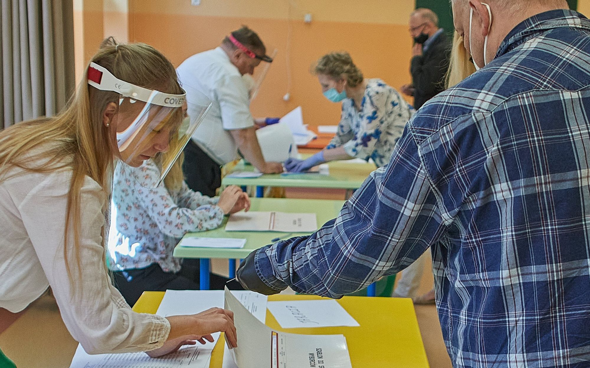 12.07.2020 Lodz . Obwodowa Komisja Wyborcza nr 219 . Lodzianie podczas glosowania w drugiej turze wyborow prezydenckich 2020 . 
Poland`s presidential election , second round . Andrzej Duda vs Rafal Trzaskowski . 
Fot.Tomasz Stanczak /Agencja Gazeta