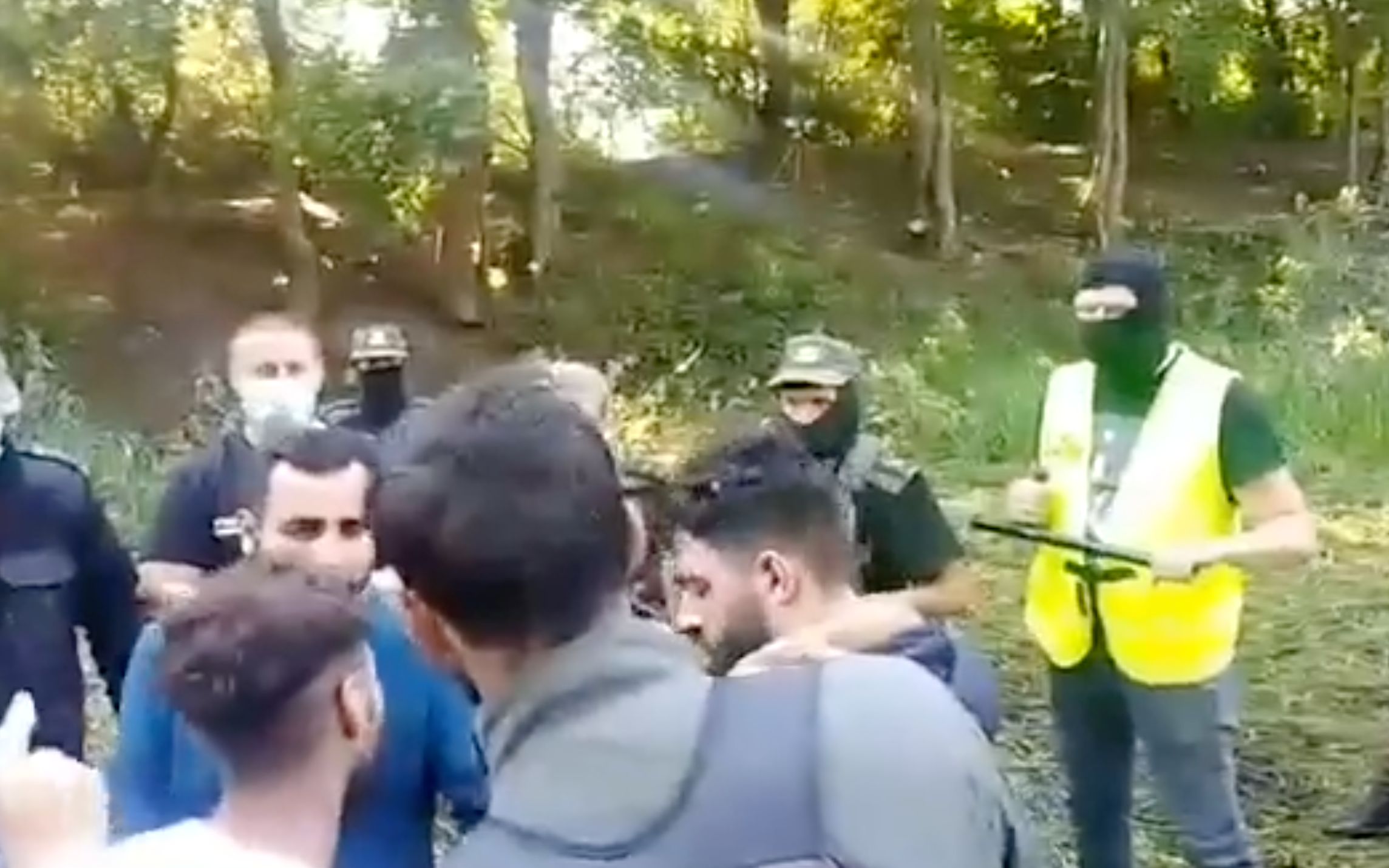 Grafika do artykułu Kolejni uchodźcy na polsko-białoruskiej granicy błagają o pomoc. Dwie osoby są w złym stanie