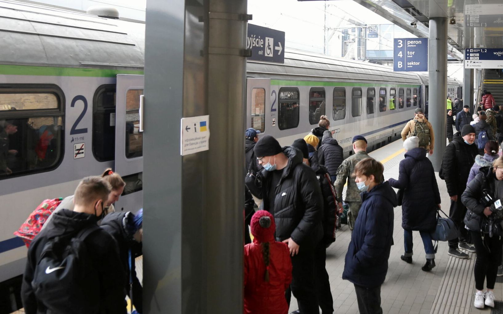 17.03.2022 Szczecin , Dworzec kolejowy PKP Szczecin - Glowny . Pociag Przemyslanin : Przemysl - Swinoujscie . Pociagi sa opoznione w zwiazku z awaria systemu sterowania . Z nieoficjalnych informacji wynika , ze nie jest wykluczony atak hakerow na Lokalne Centra Sterowania (LCS) . 
Fot. Cezary Aszkielowicz / Agencja Wyborcza.pl