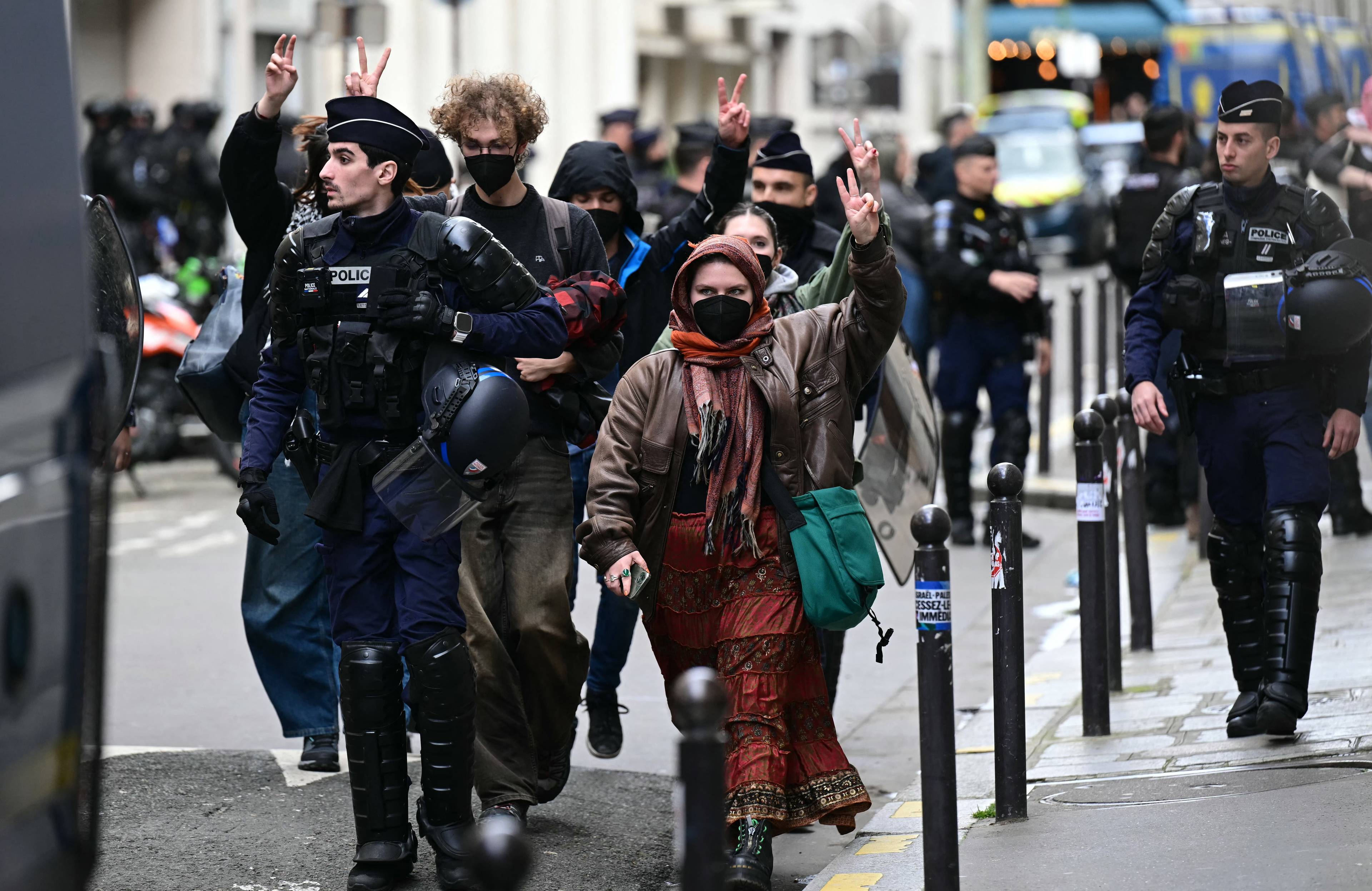 Francuska policja eskortuje zatrzymanych