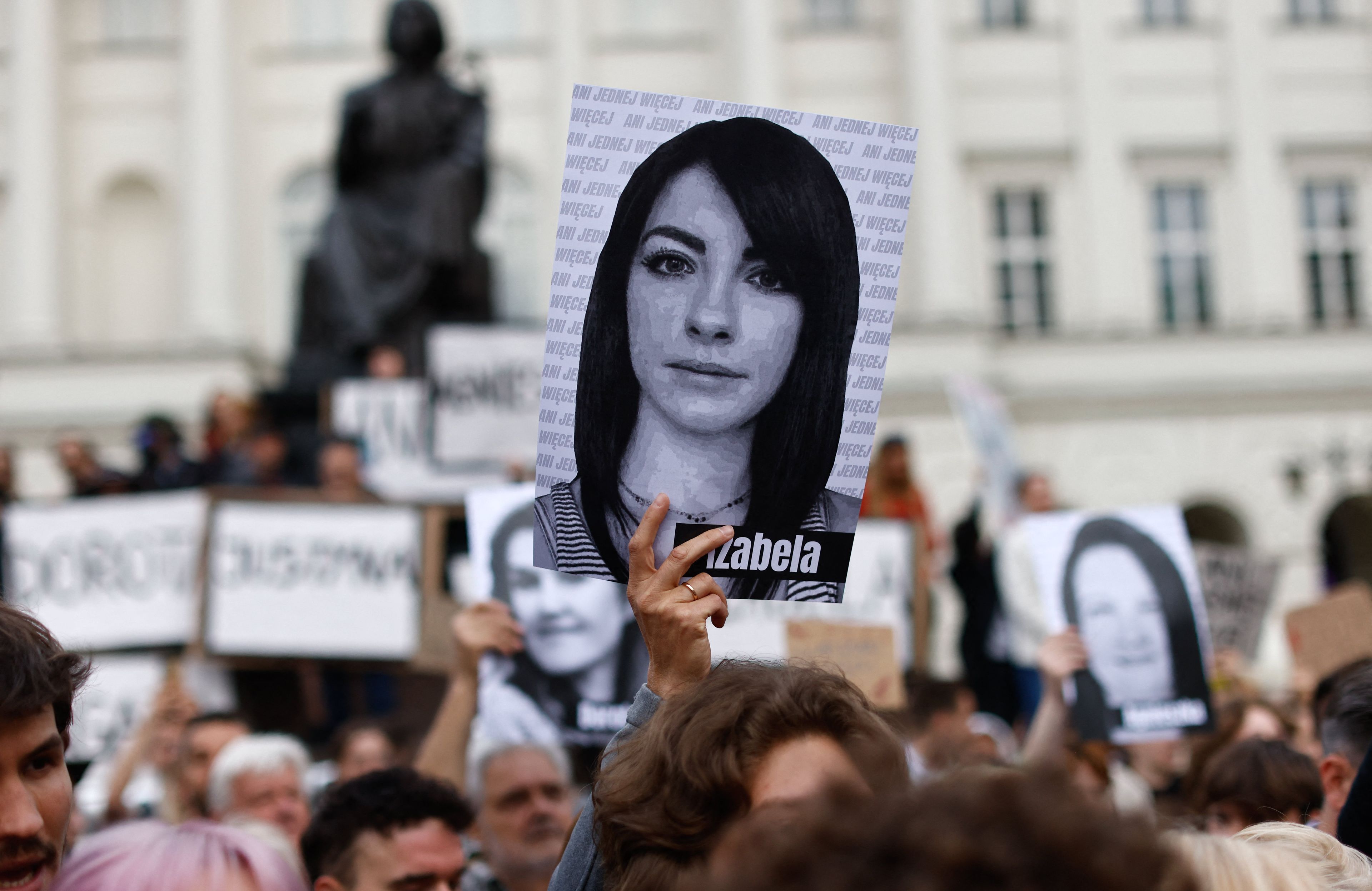 Demonstranci ze zdjęciem Izabeli z Pszczyny podczas demonstracji w Warszawie „Ani jednej więcej”, 14.06.2023