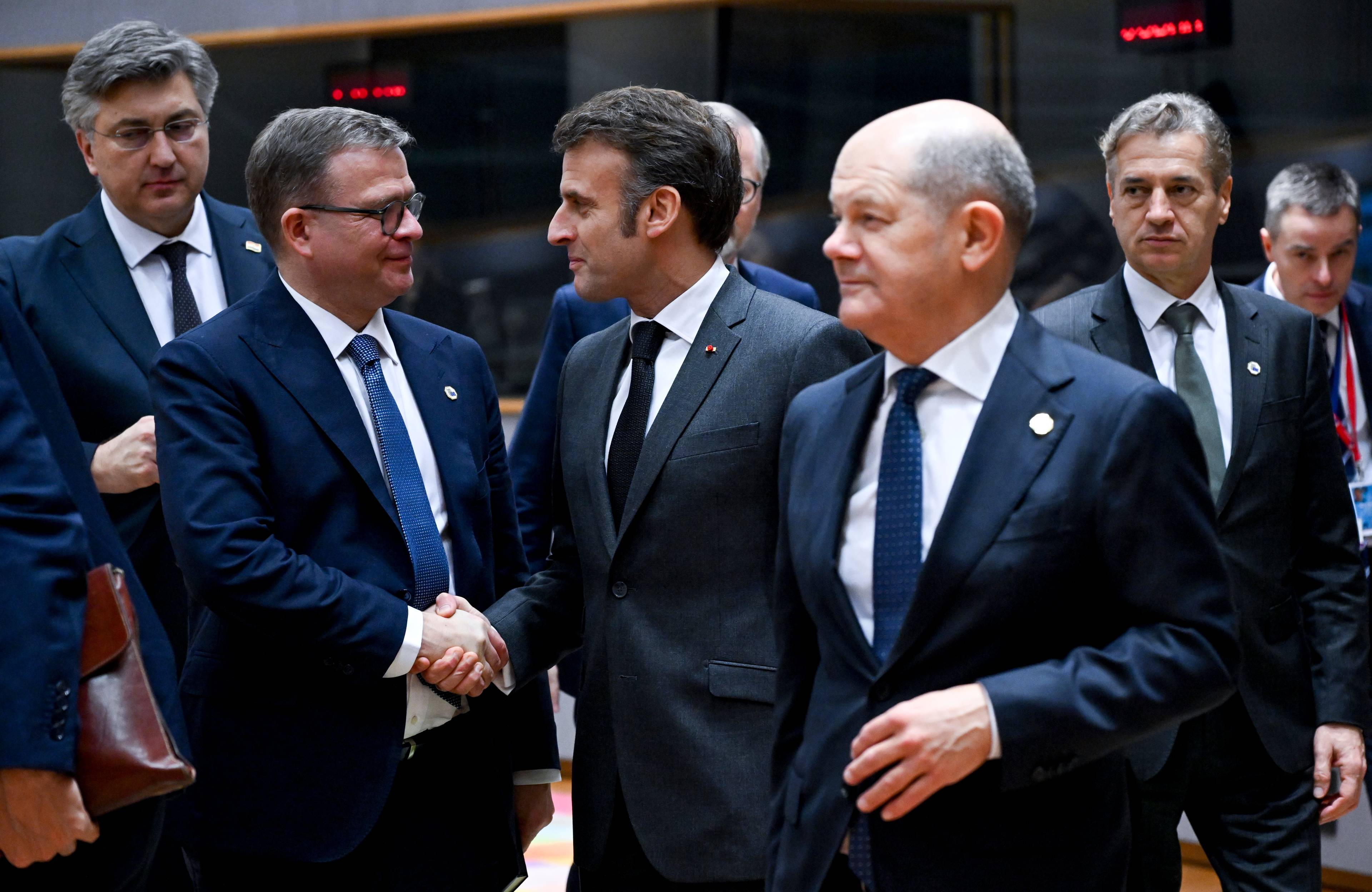 Od lewej do prawej: Petteri ORPO (premier, Finlandia), Emmanuel MACRON (prezydent Francji, Francja), Olaf SCHOLZ (kanclerz federalny, Niemcy) podczas nadzwyczajnego szczytu UE w Brukseli 6 marca 2025 r.