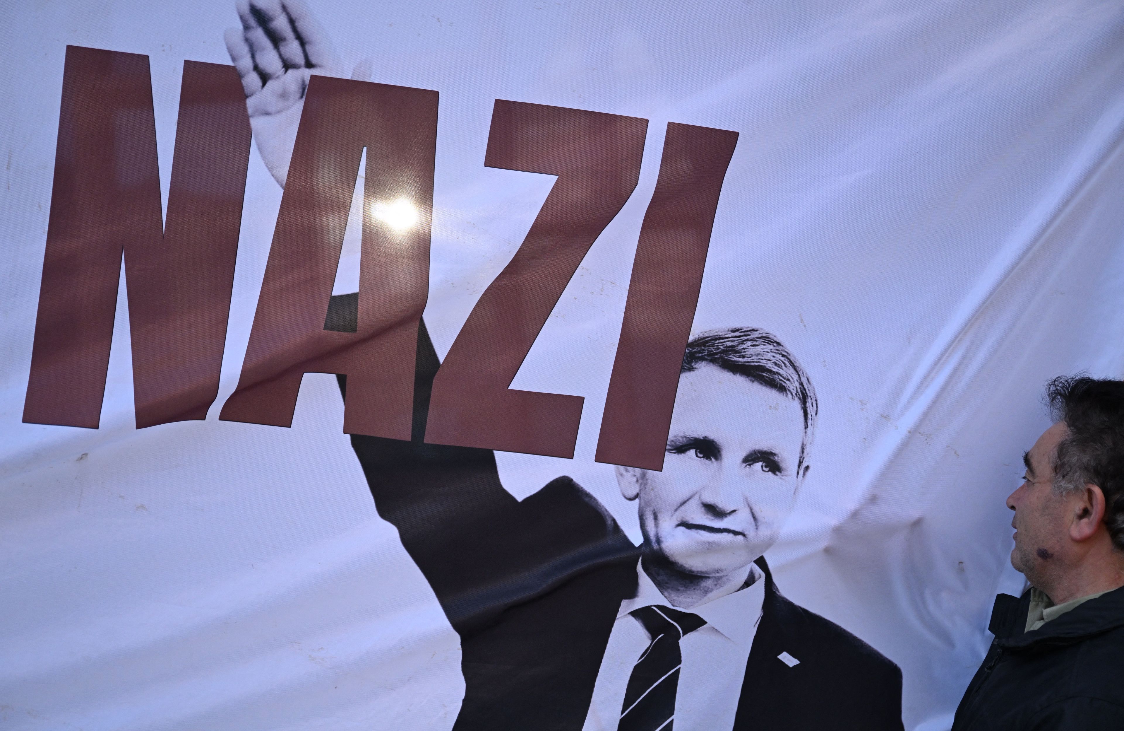 Björn Höcke, lider skrajnie prawicowego ugrupowania Alternatywa dla Niemiec w Turyngii był jednym z bohaterów plakatów podczas protestów przeciwko rosnącej władzy skrajnej prawicy w Niemczech, które odbyły się niemal w całym kraju w lutym 2024 roku.
