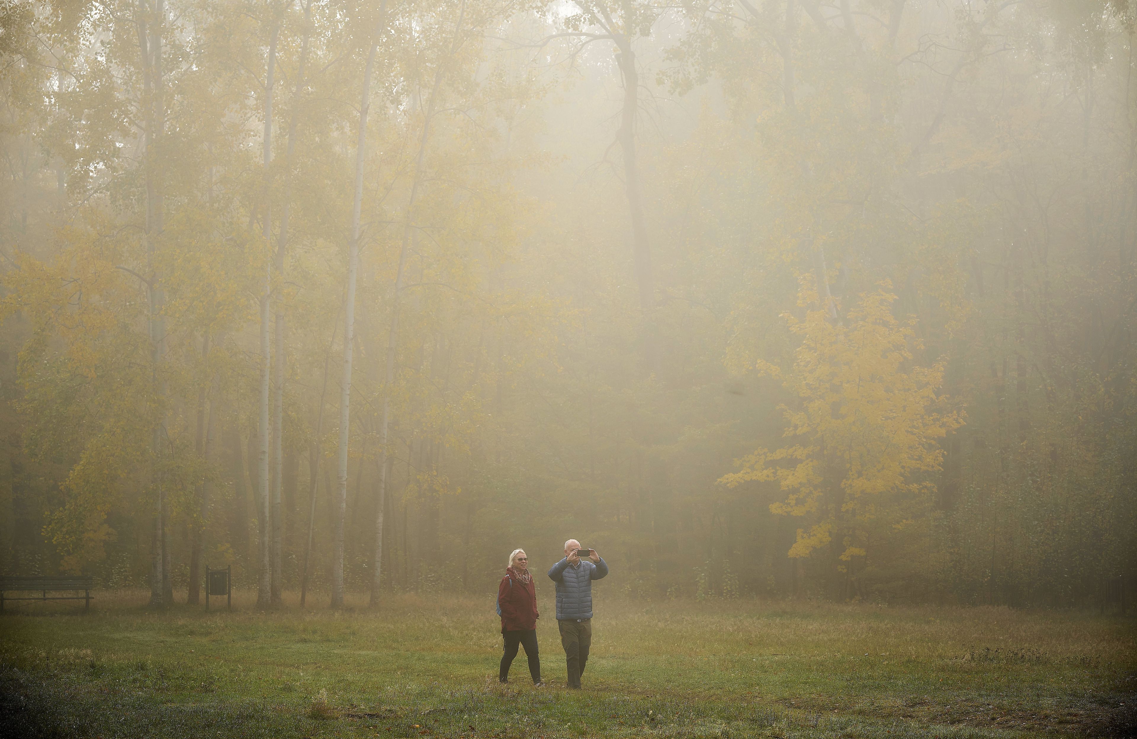 Dwoje ludzi spaceruje jesienią