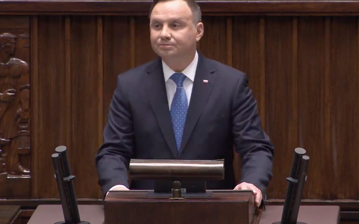 Grafika do artykułu Duda próbuje przestać być Dudą
