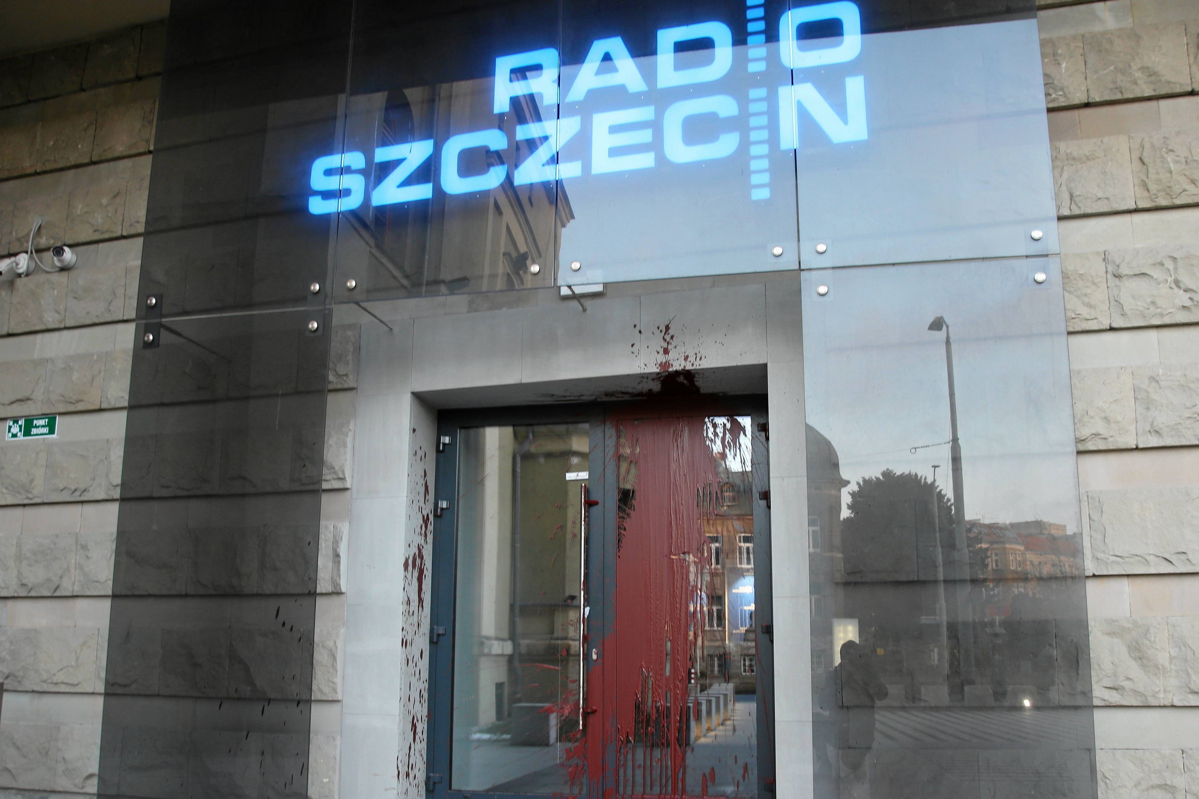 Drzwi z napisem Radio Szczecin oblane czerwoną farbą.