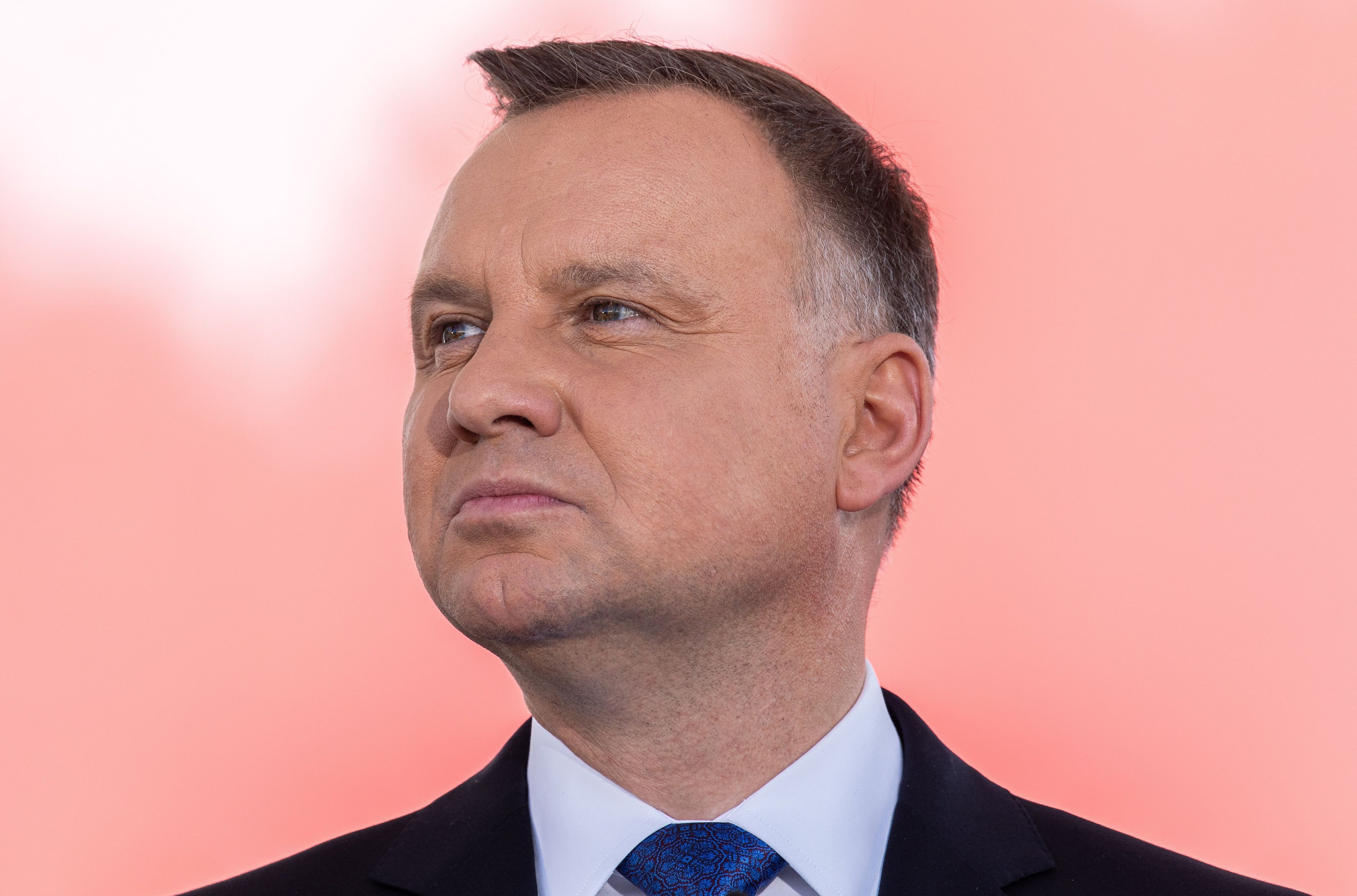 Andrzej Duda patrzy w bok unosząc podbródek do góry