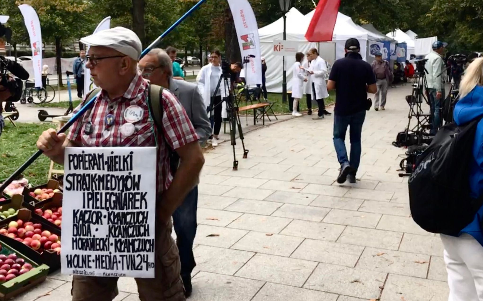 Grafika do artykułu Białe miasteczko dzień 2. Medycy: "Chcemy spotkania z premierem. Minister zdrowia napluł nam w twarz"