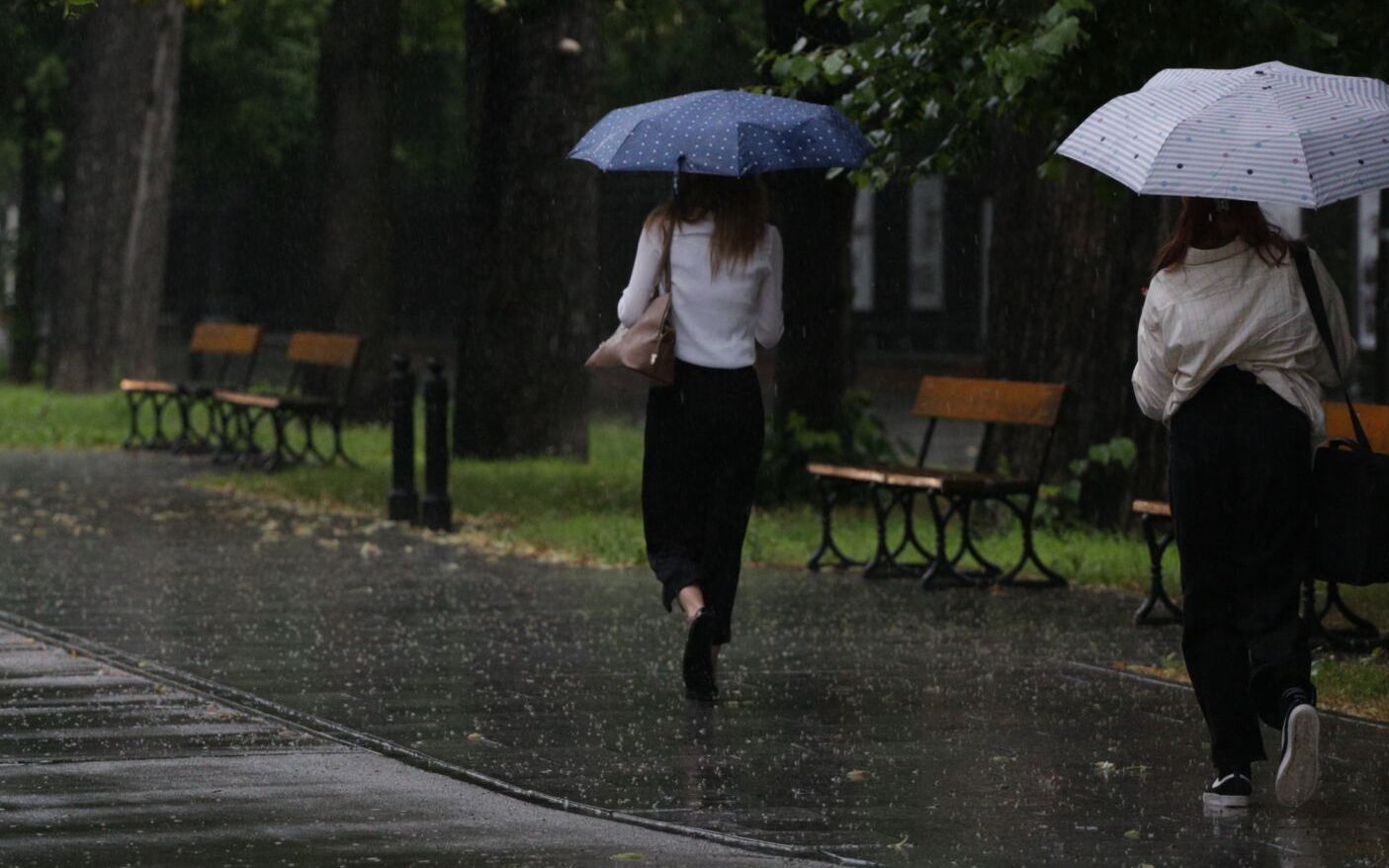 16.07.2021 Warszawa , Aleje Ujazdowskie . Burza .
Fot. Adam Stepien / Agencja Gazeta