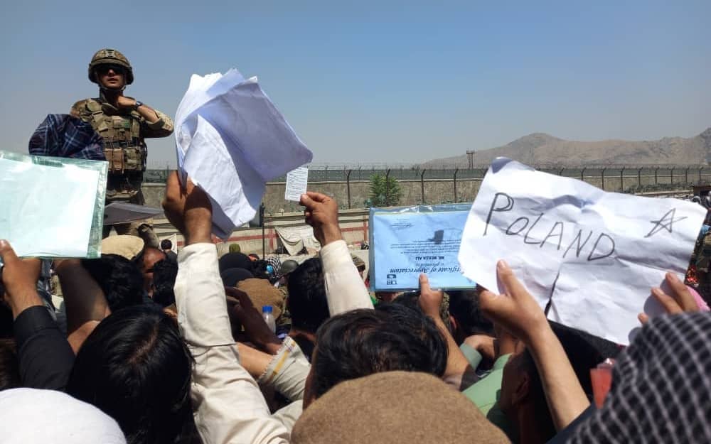 Grafika do artykułu W Kabulu zostało jeszcze kilkadziesięciu Afgańczyków, którzy byli na listach MSZ - NEWS OKO.PRESS