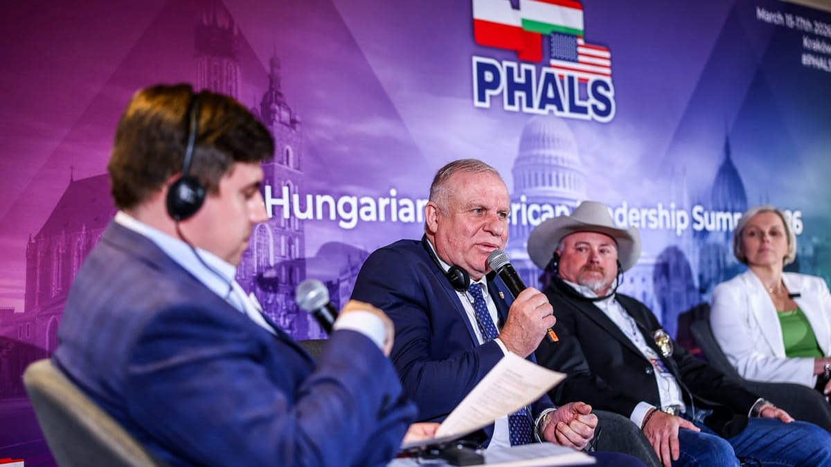 grupa mężczyzn rozmawiająca przez mikrofon