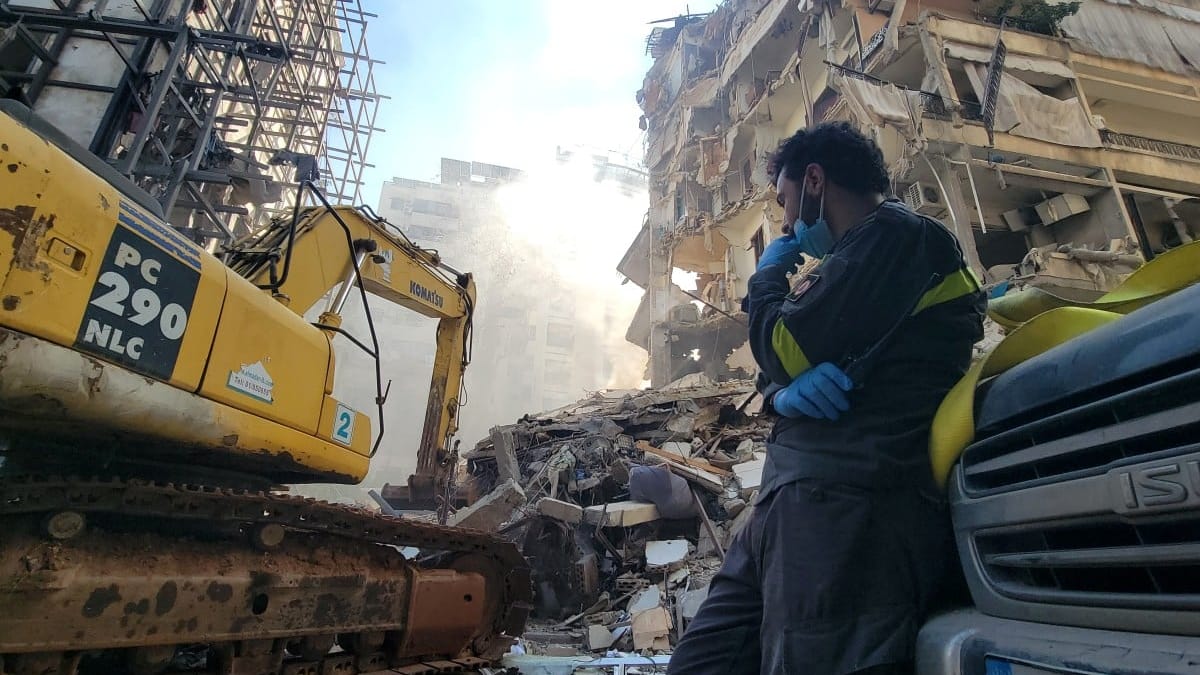 Ratownik na tle ruin budynków w Bejrucie