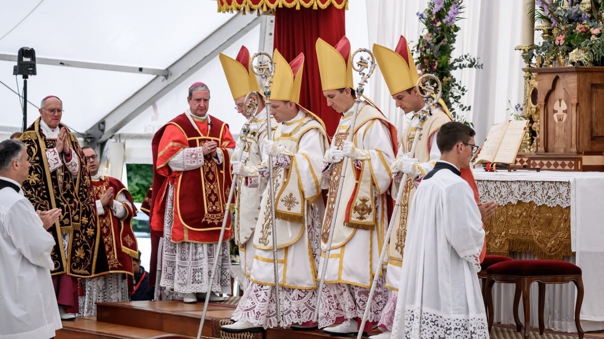 Czterej mężczyźni w białych szatach i złotych nakryciach głowy