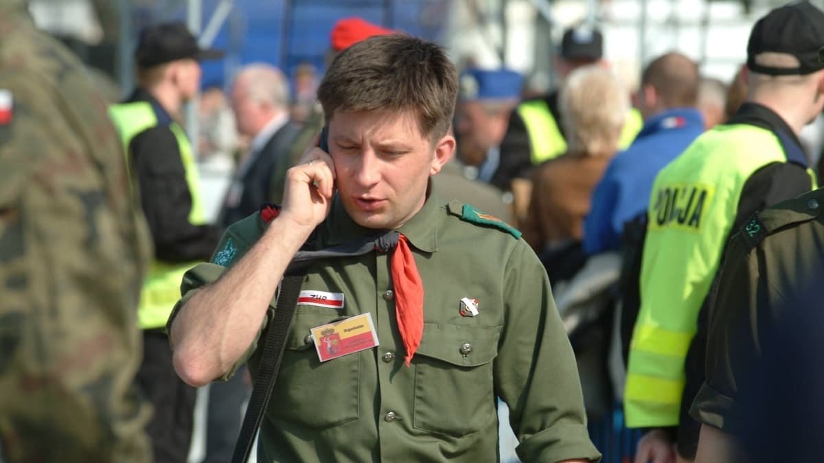 05.04.2005 WARSZAWA PLAC PILSUDSKIEGO 
PRZED NARODOWA MSZA SWIETA ZALOBNA W INTENCJI PAPIEZA JANA PAWLA II
N/Z HARCMISTRZ MICHAL DWORCZYK - SLUZBA PORZADKOWA 
FOT. WALDEMAR KOMPALA / AGENCJA GAZETA