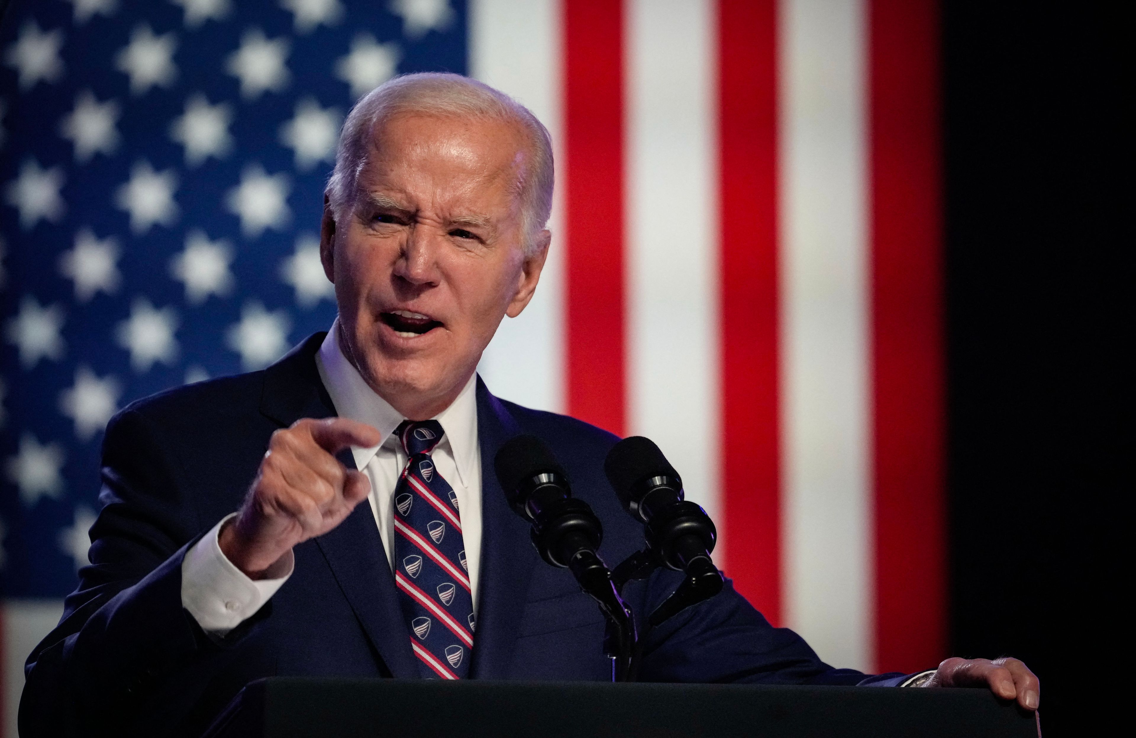 joe biden na tle flagi usa
