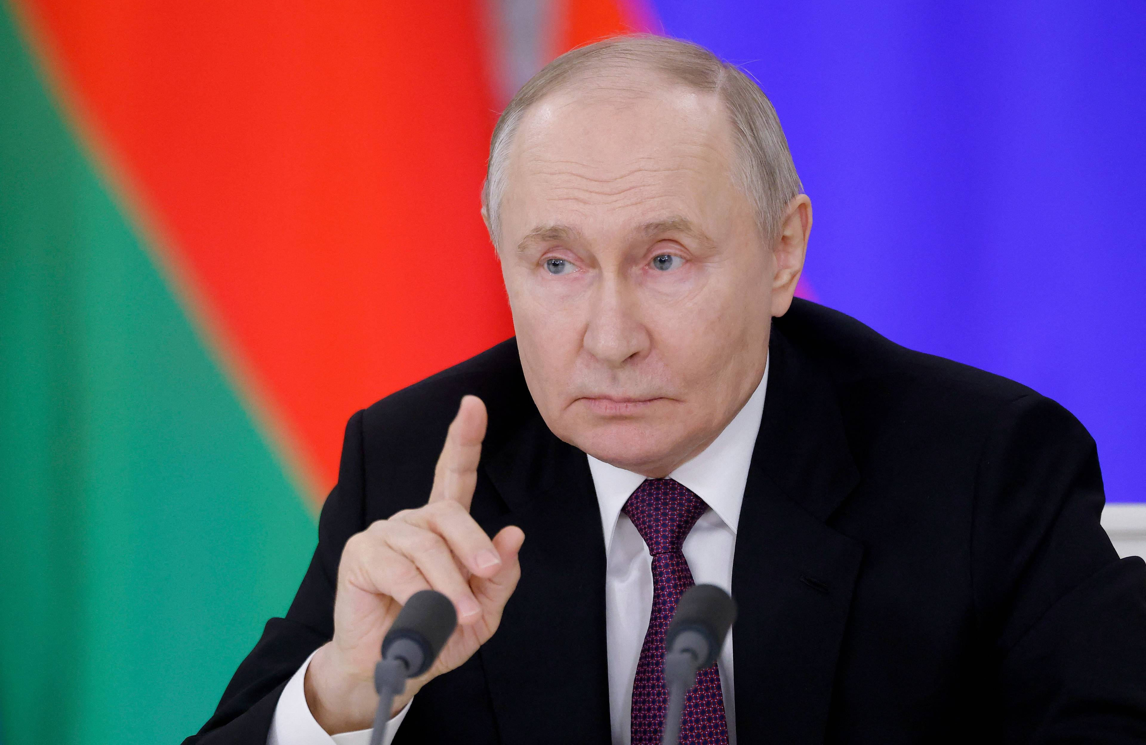 Putin podnosi palec do góry