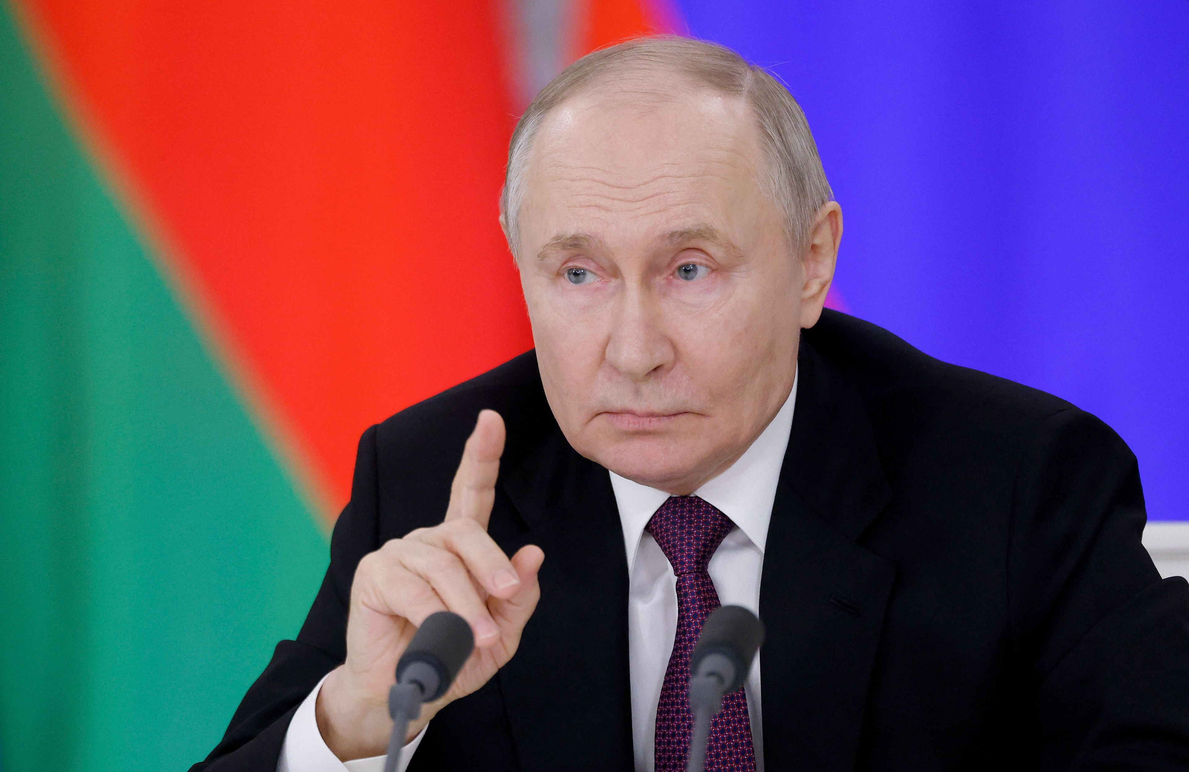 Putin podnosi palec do góry