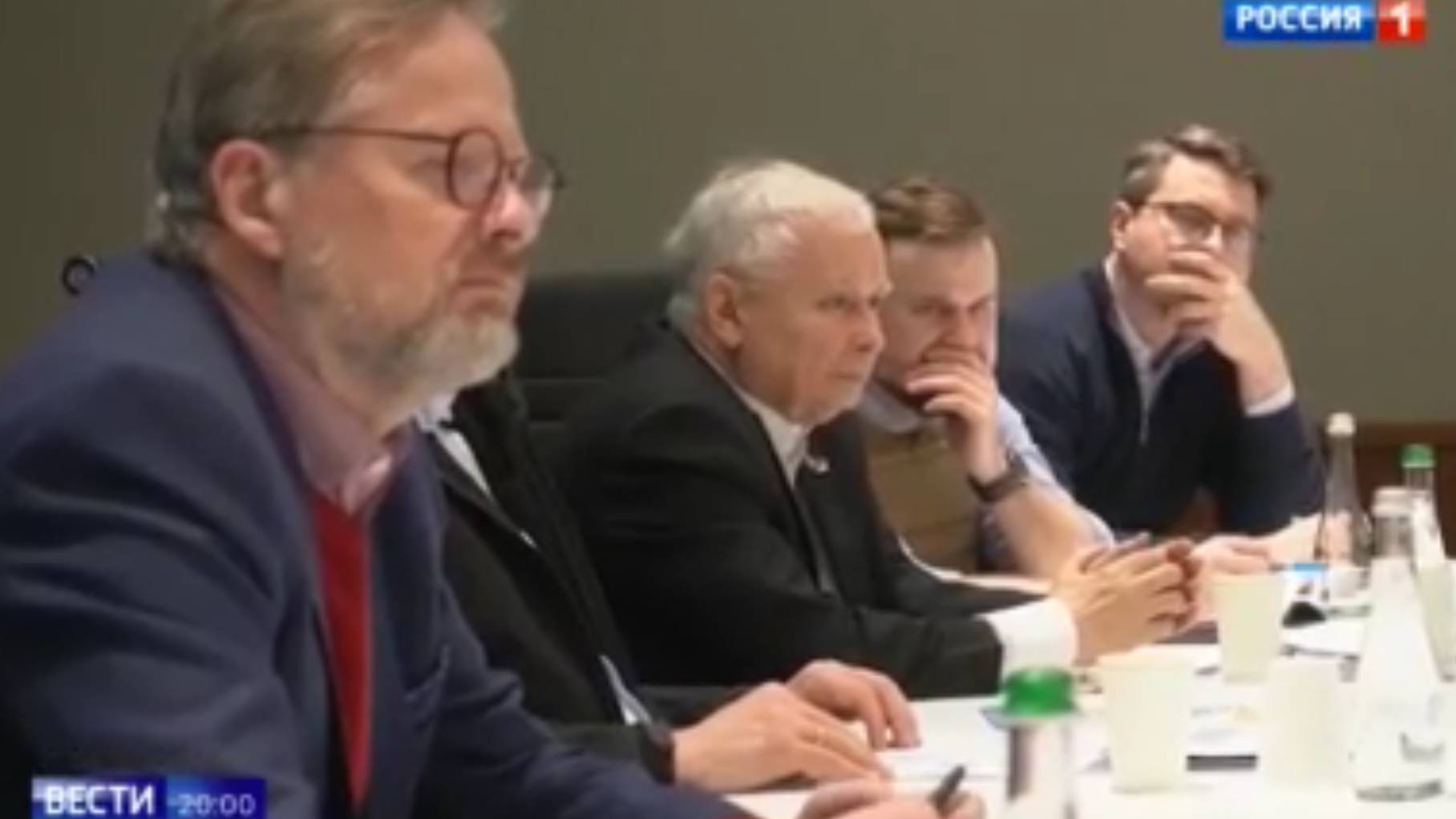 Męzczyźni przy stole, w środku - Jarosław Kaczynski