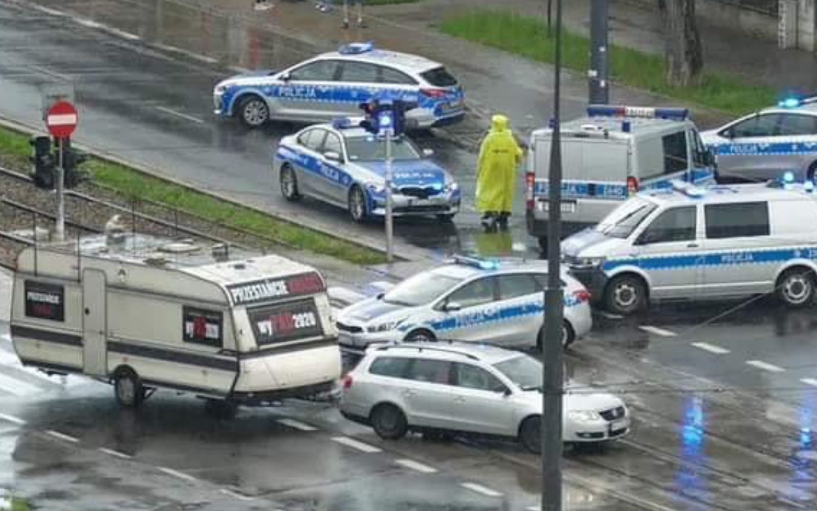 Grafika do artykułu Poszukiwana: na drodze i poboczu. O opozycyjnej przyczepie, którą od lat ściga policja
