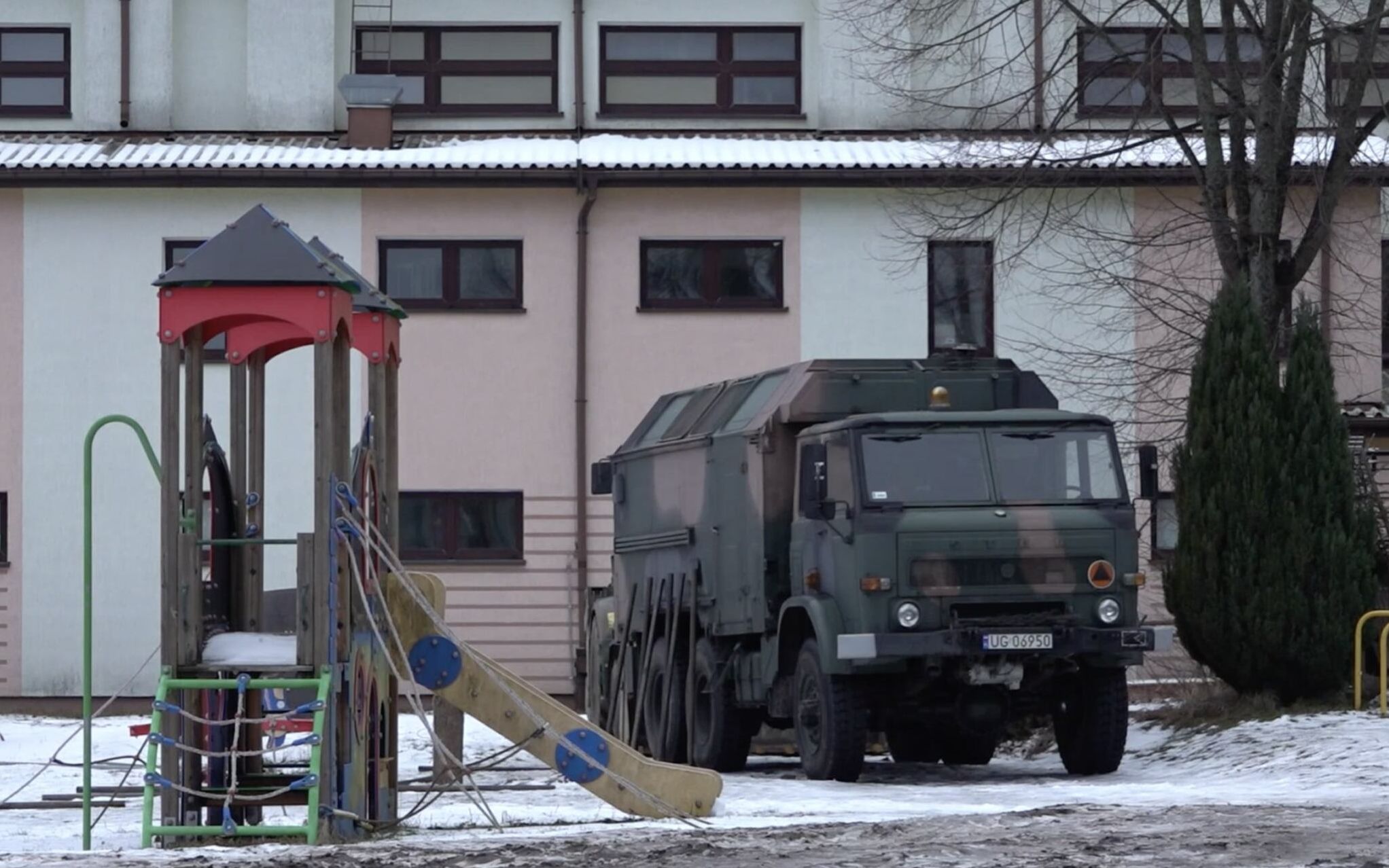 Grafika do artykułu Zmilitaryzowana Białowieża. Migawki ze strefy stanu wyjątkowego. Styczeń 2022